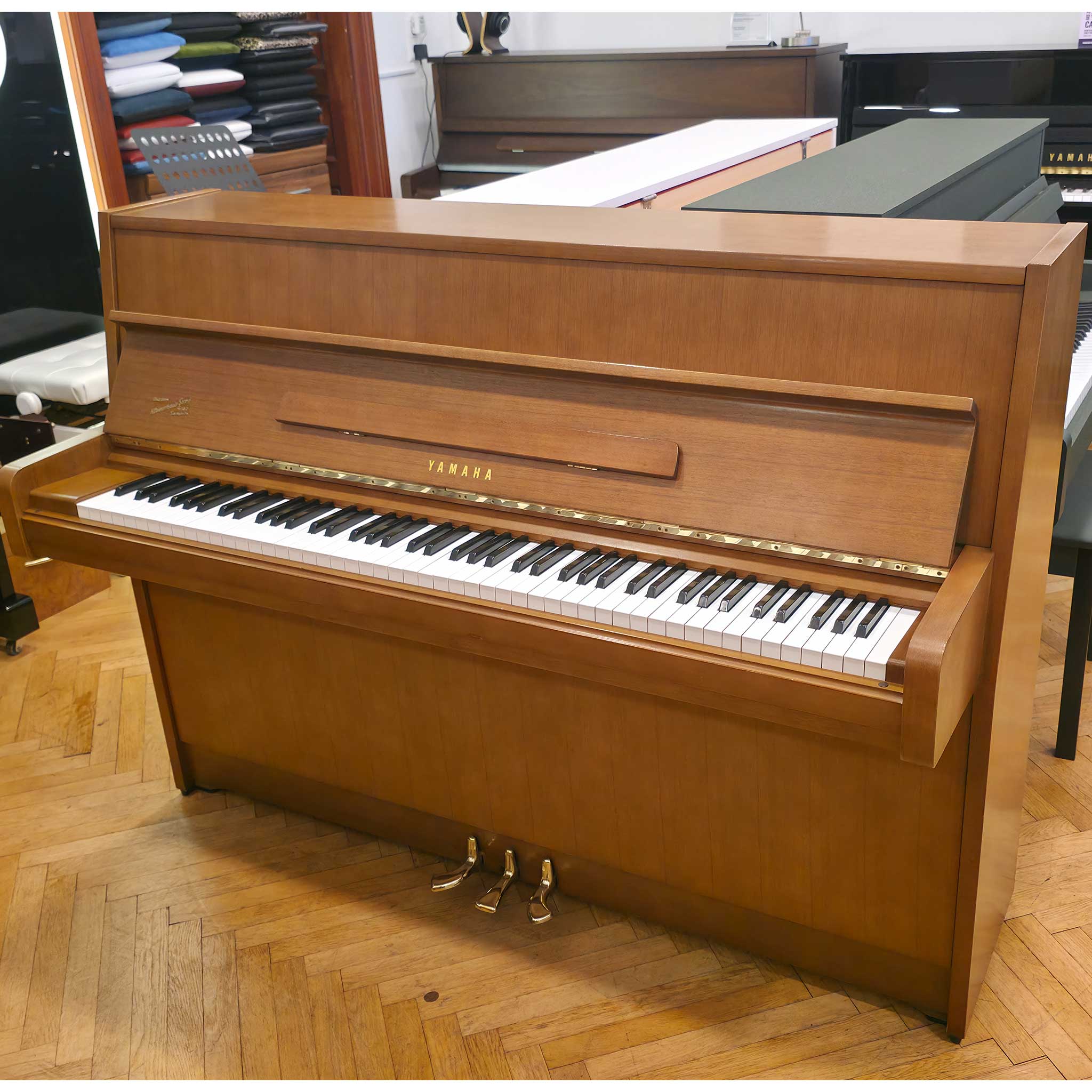 Piano Yamaha 108 gebraucht - braun Tastenklappe offen
