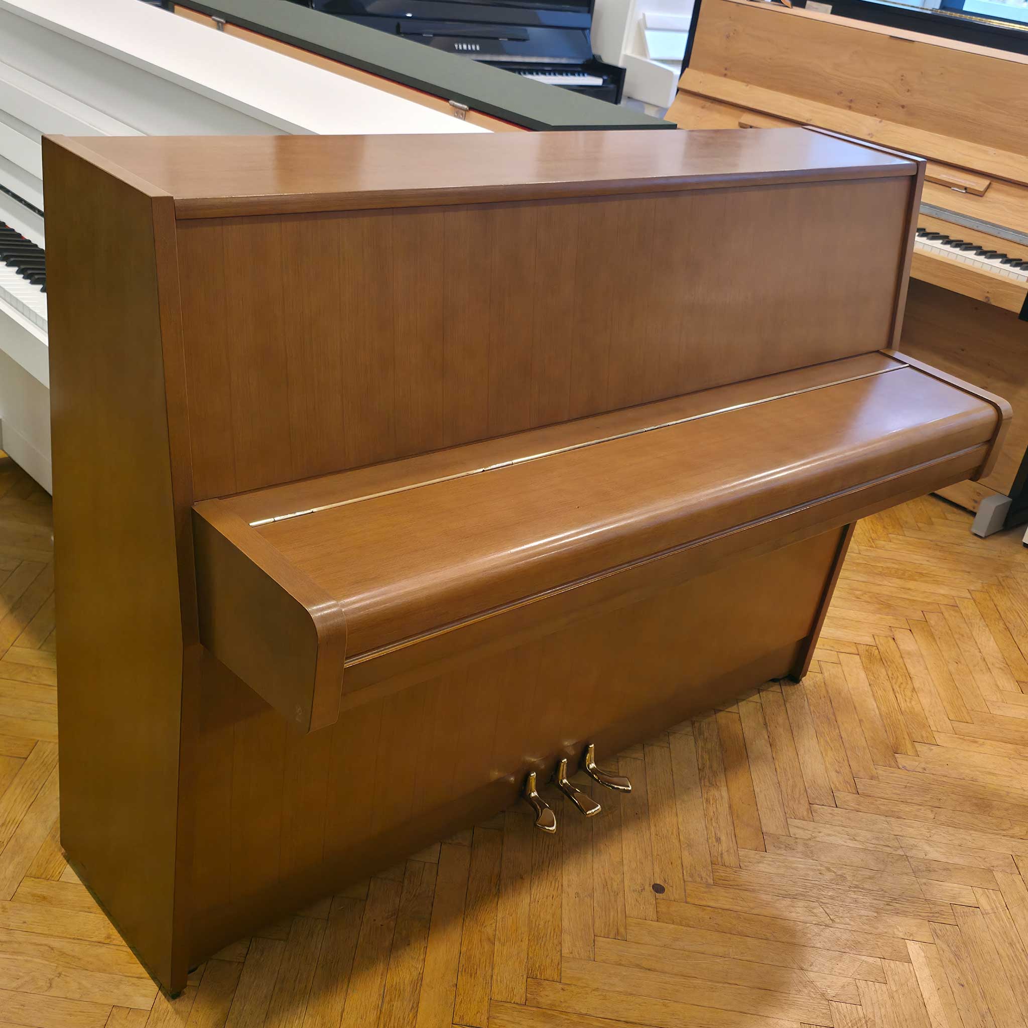 Piano Yamaha braun Tastenklappe geschlossen