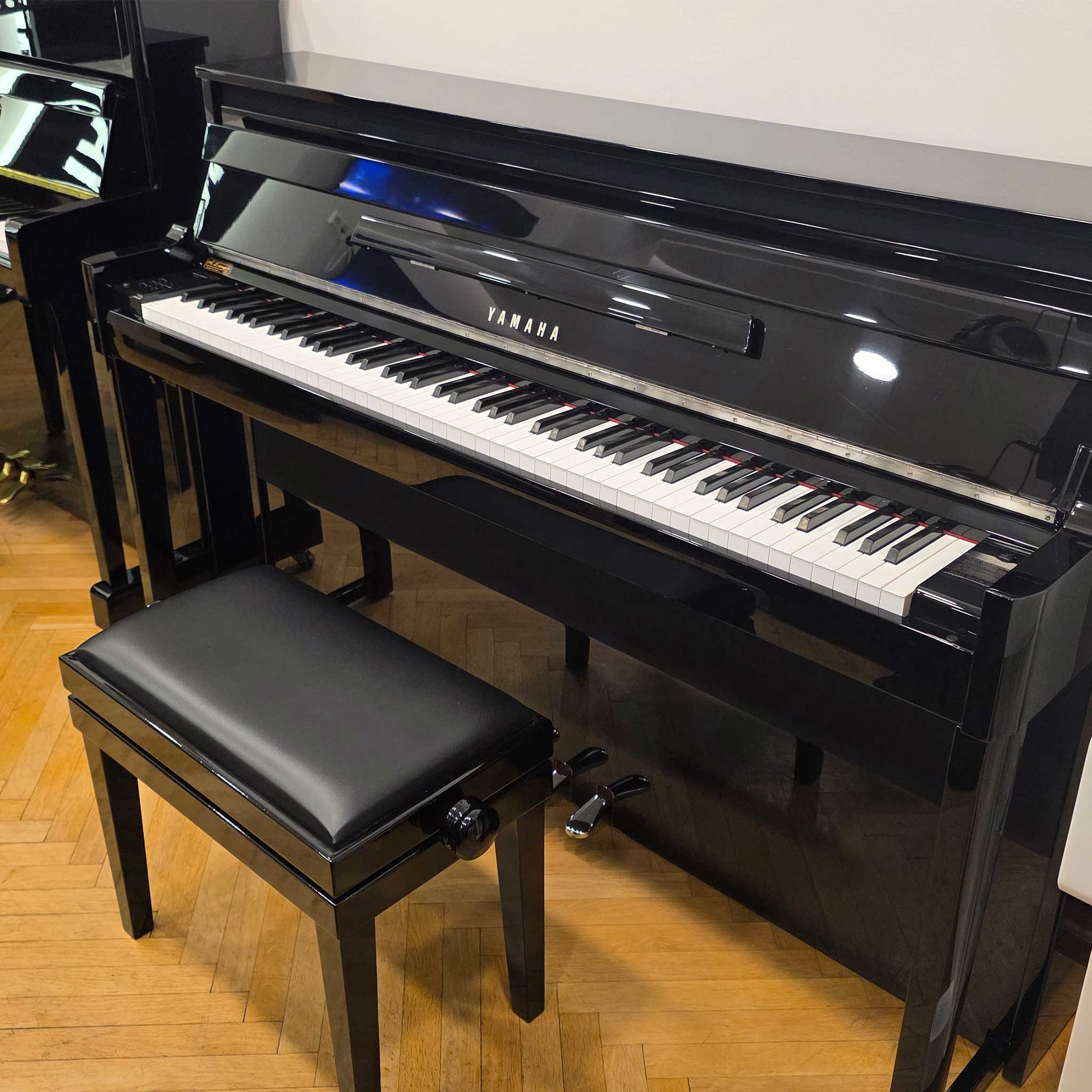 Yamaha NU1X schwarz poliert mit Klavierbank Tastenklappe offen links
