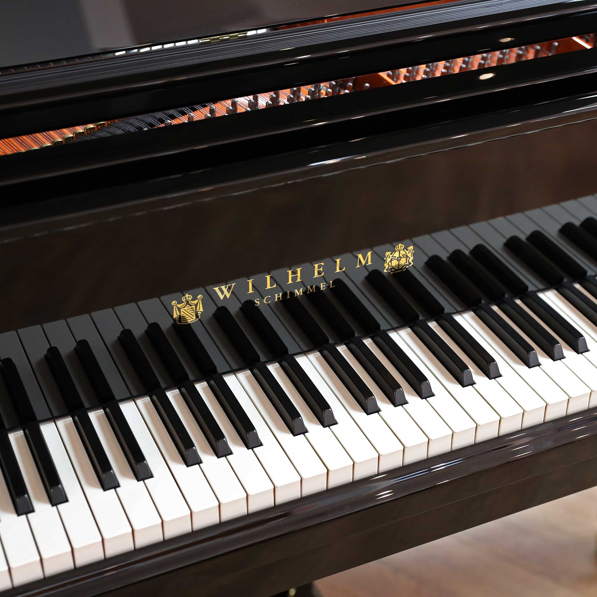 Wilhelm Schimmel Flügel W180 schwarz poliert gebraucht Tasten und Logo
