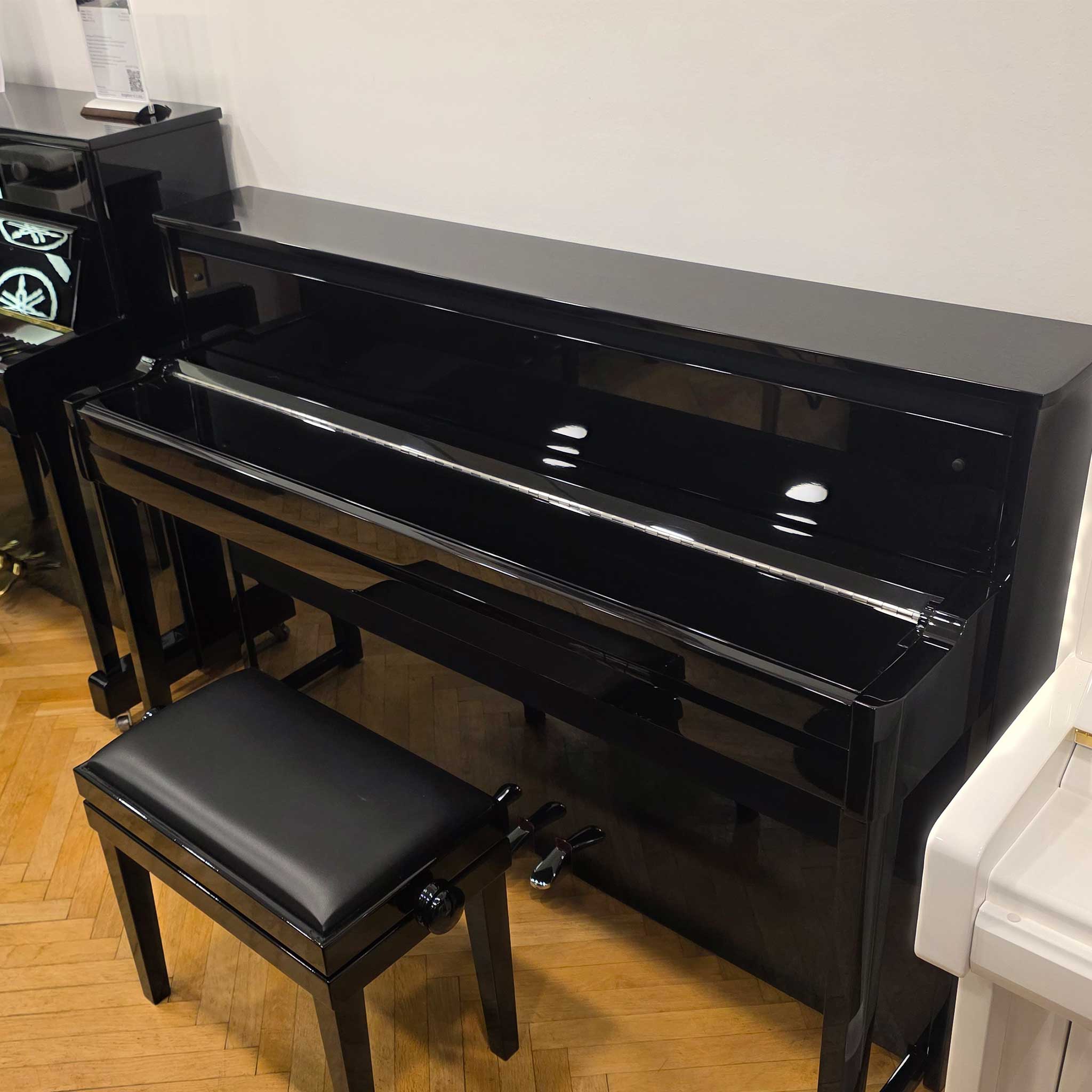 Yamaha NU1X schwarz poliert mit Klavierbank Tastenklappe geschlossen links
