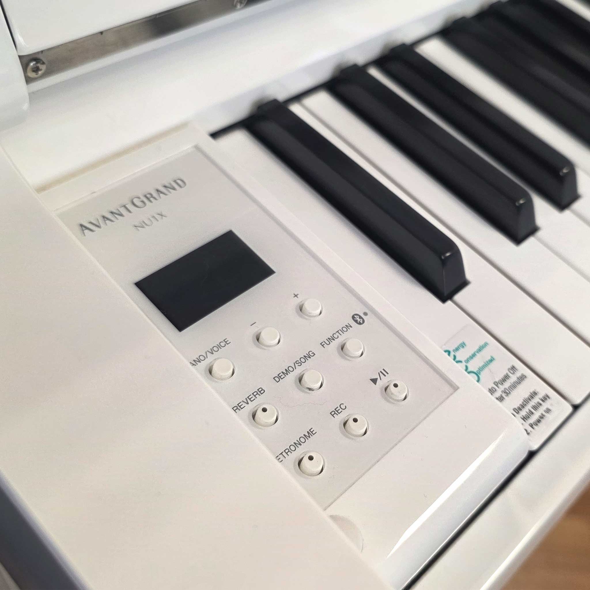 Yamaha NU1X AvantGrand weiß detail panel