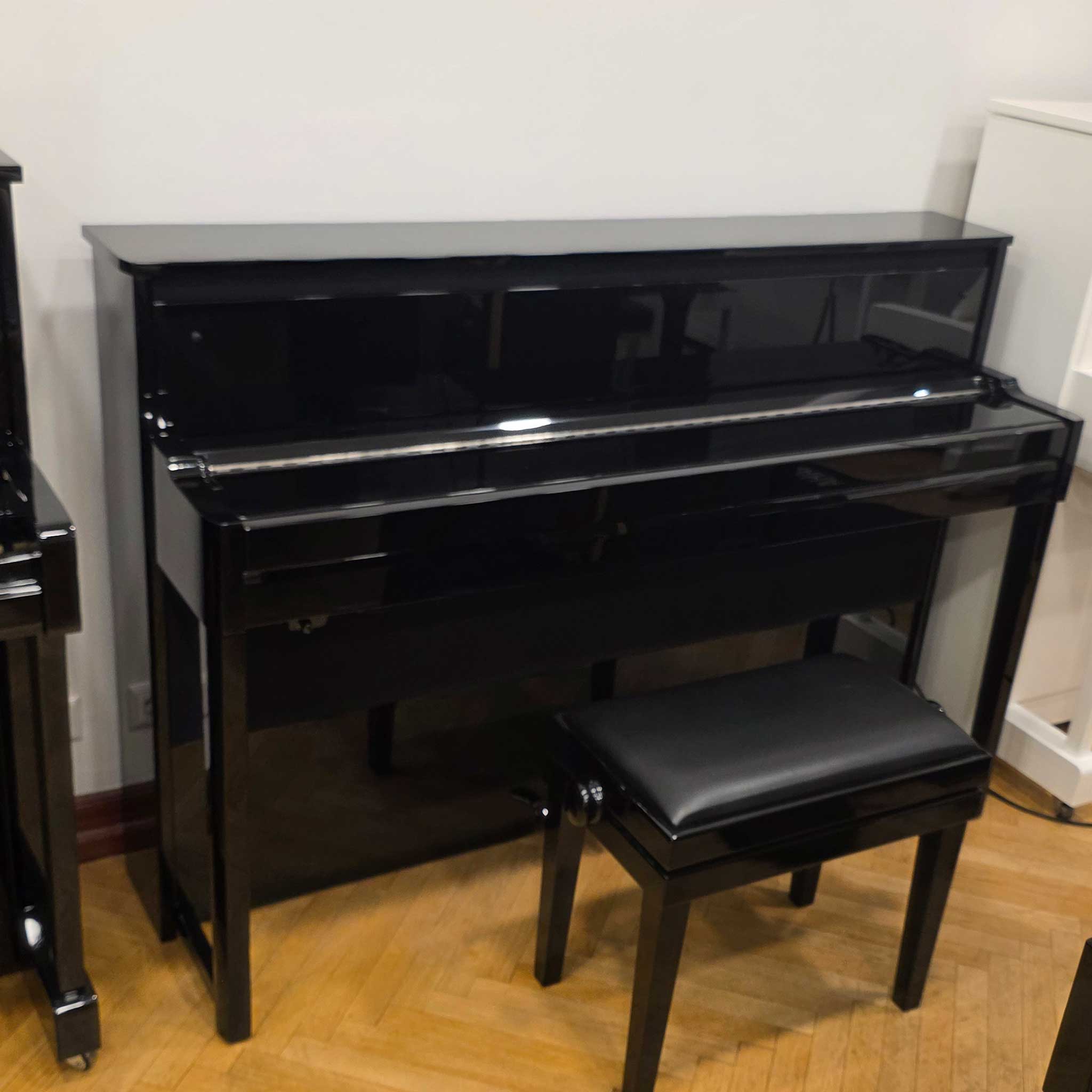 Yamaha NU1X schwarz poliert mit Klavierbank Tastenklappe geschlossen rechts
