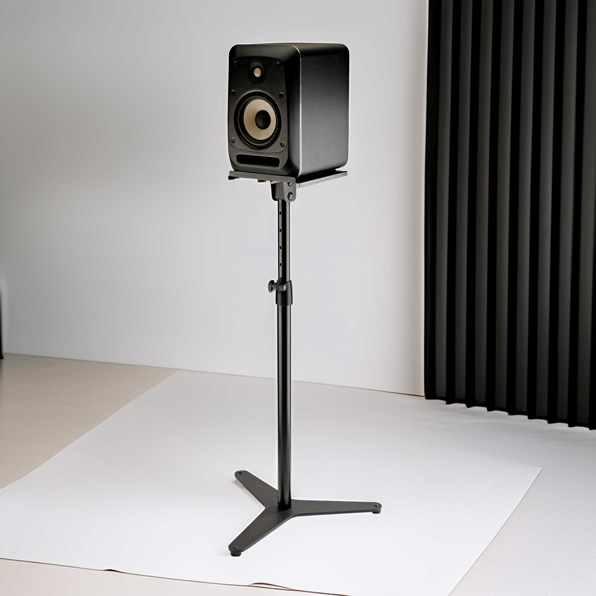 König & Meyer Monitorstativ mit monitor im Studio