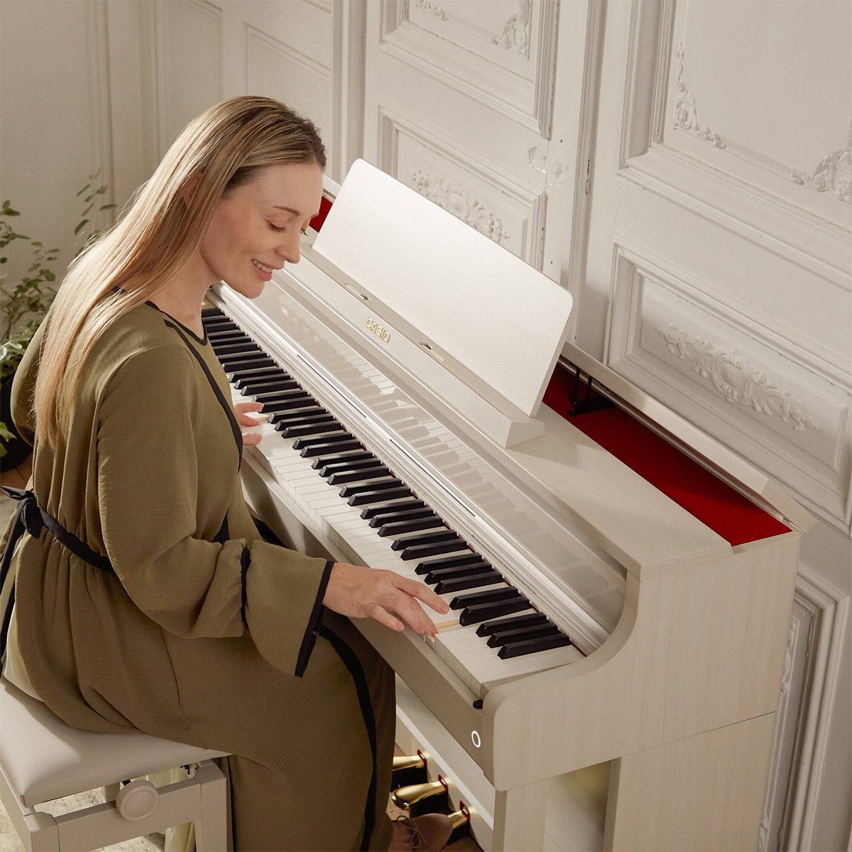 Casio Celviano AP750 Beige mit Blodner Frau lächelt und spielt Klavier