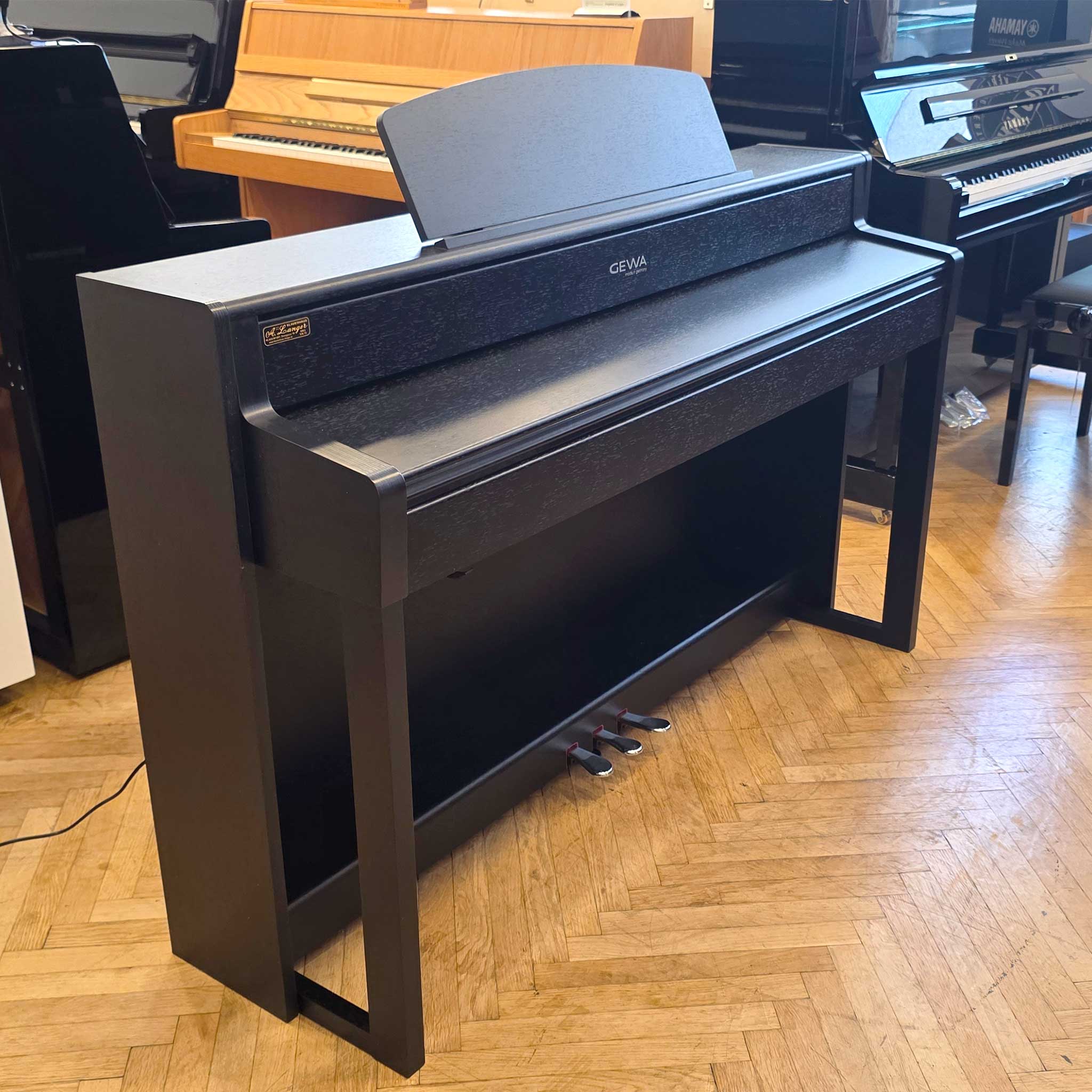 Gewa UP380G Digitalpiano schwarz angle left