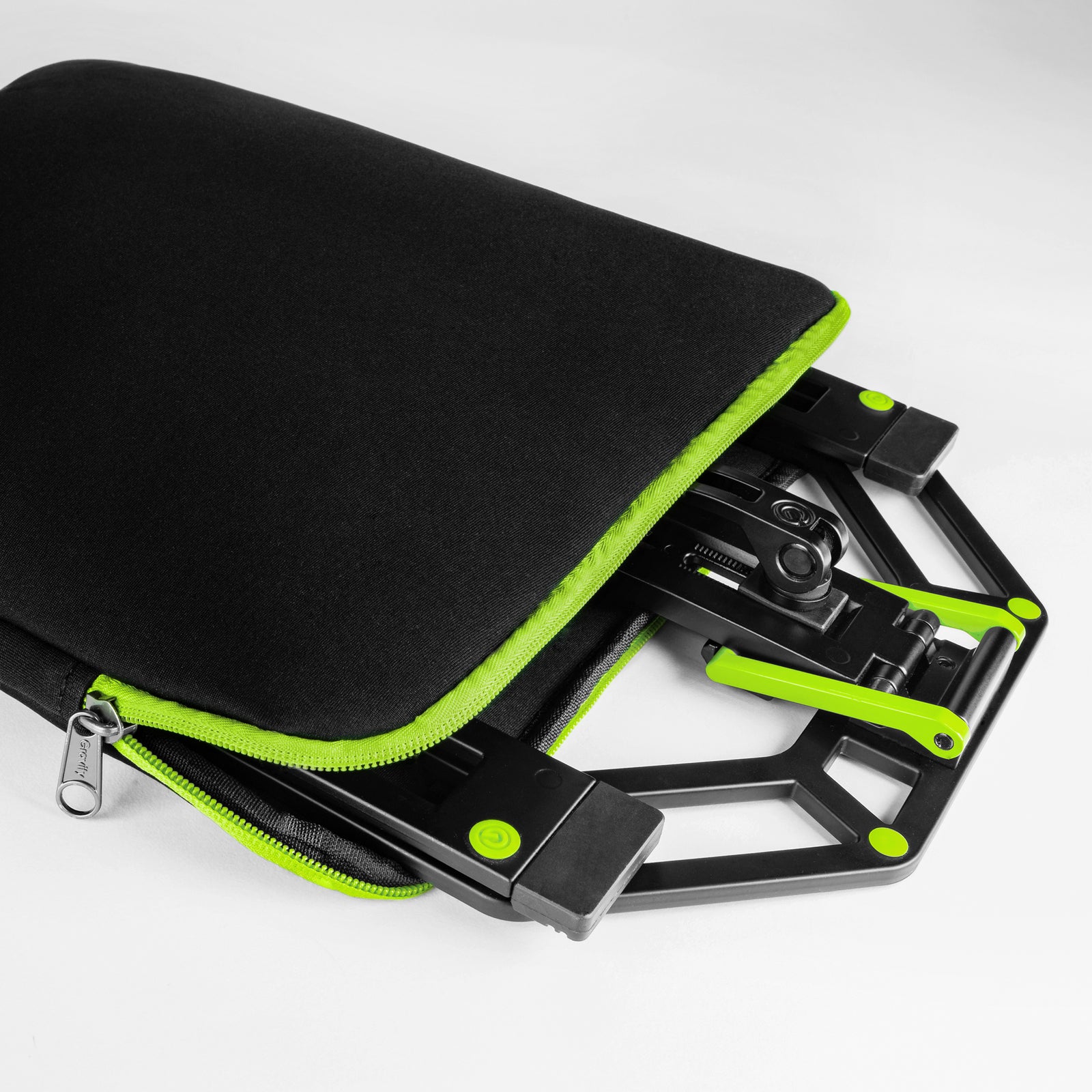 Gravity Laptoptständer mit Tasche halb offen