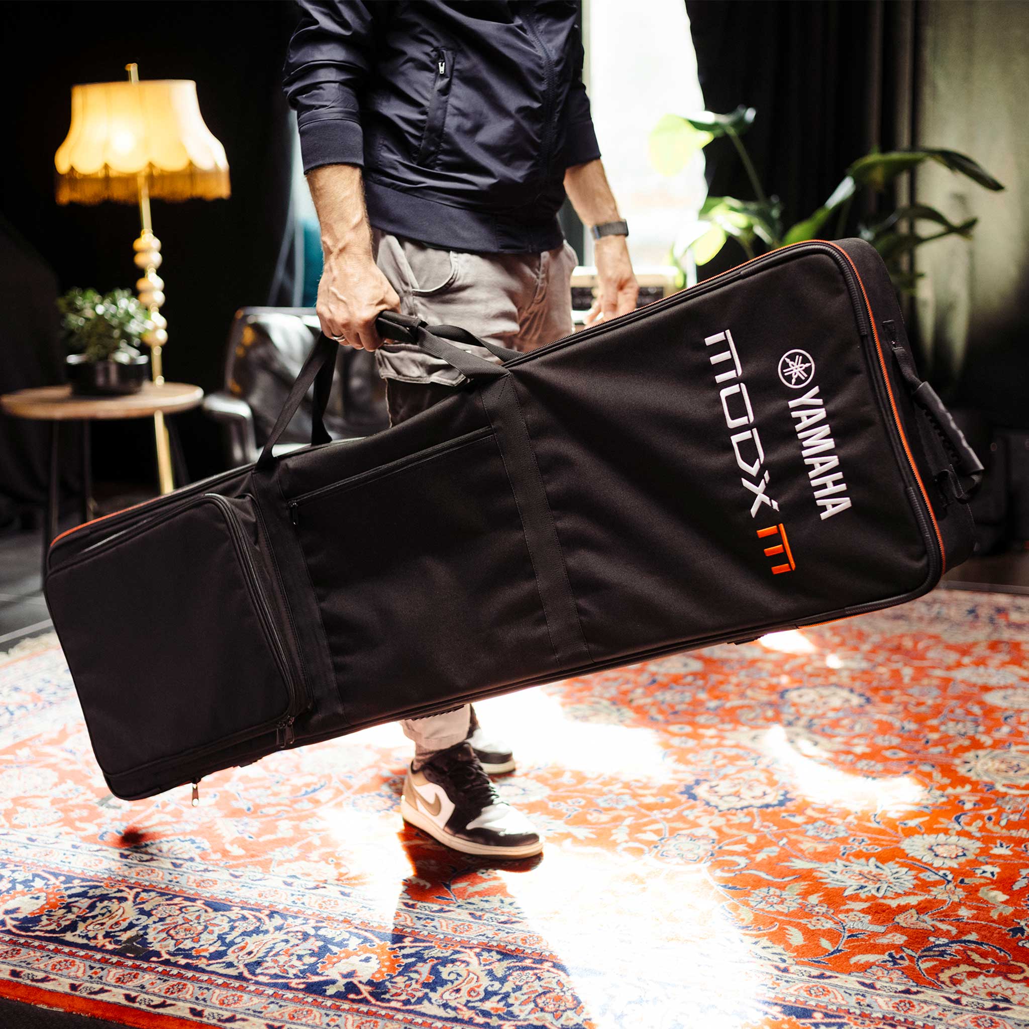 Yamaha Softcase für ModxM7 Lifestylefoto mann tragt tasche