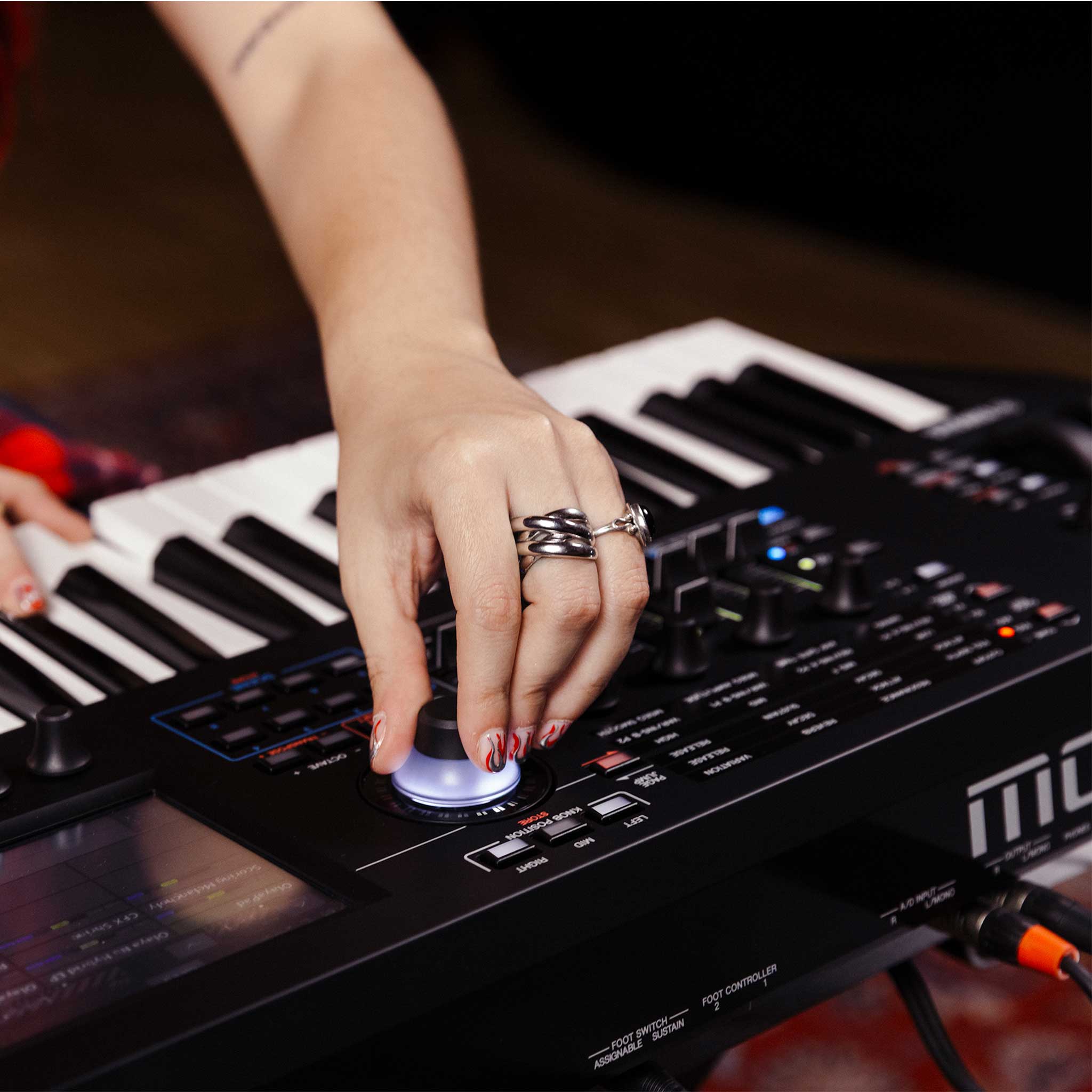 Yamaha ModX M Detail Hand Superknob