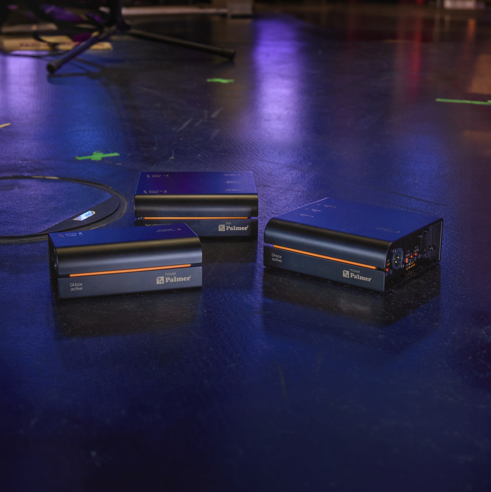 Palmer RIVER inn DI Box schwarz 3 Stück auf Bühne
