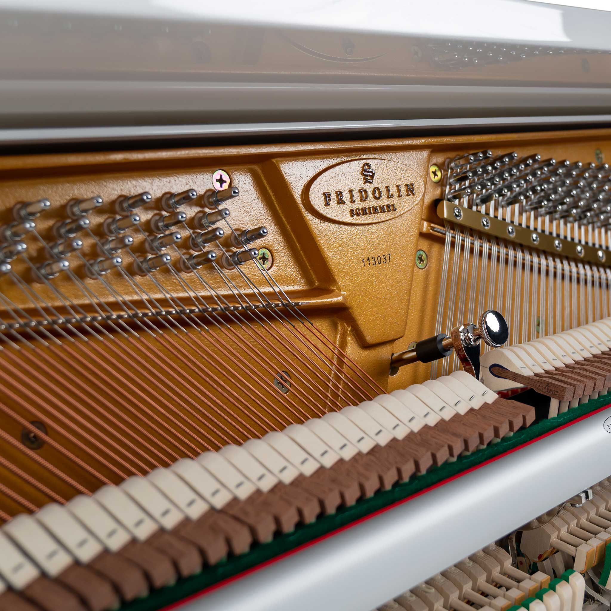 Fridolin Schimmel Klavier weiss poliert offen mechanik detail