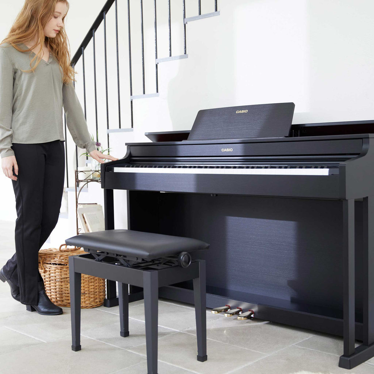 Casio Celviano AP470bk lifestyle frau mit hocker wohnzimmer