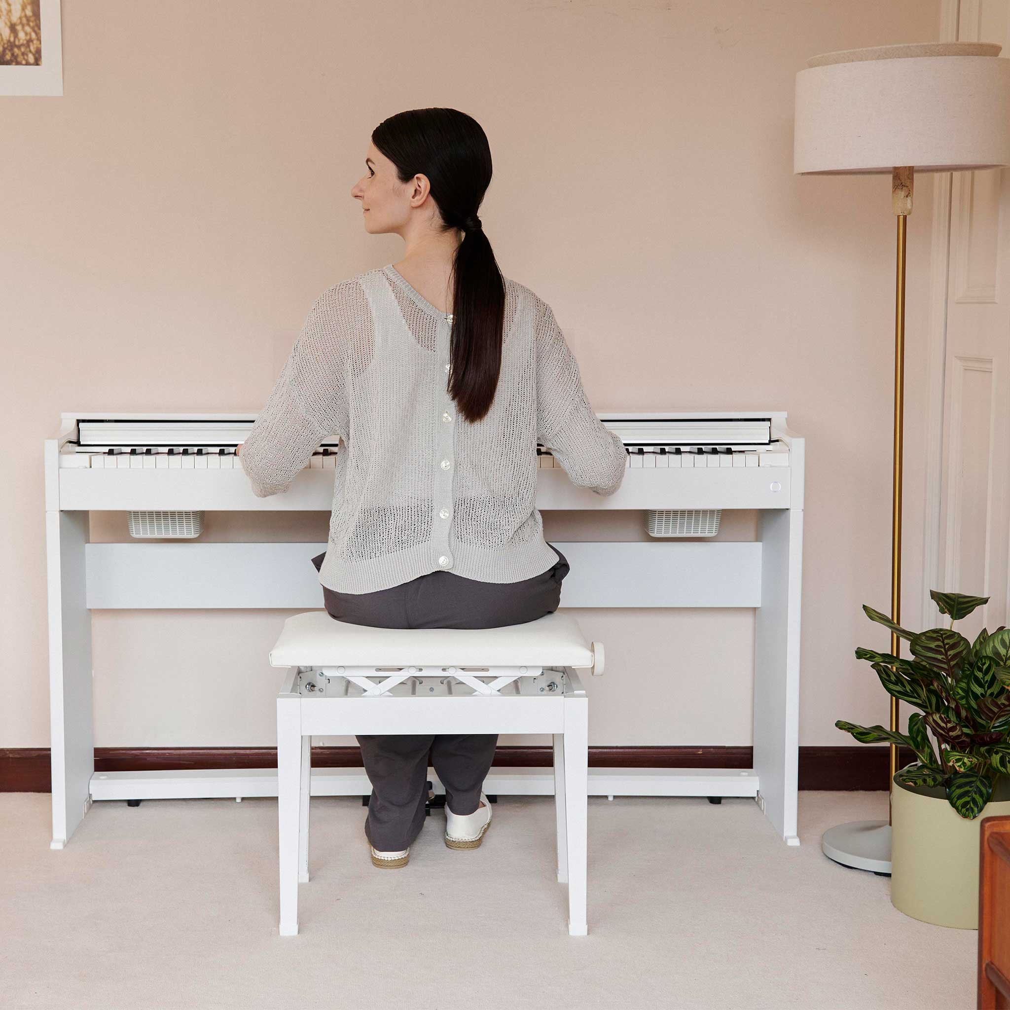Casio AP-S200 Digitalpiano white lifestyle woman living room