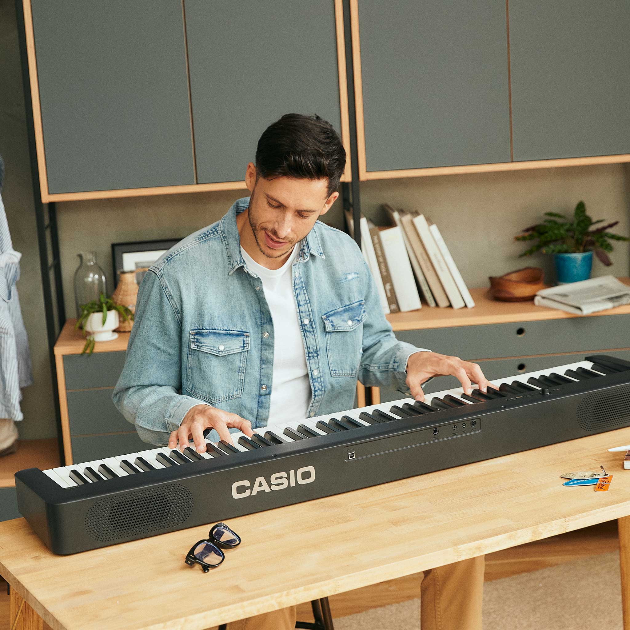 Casio CDP-S110 Schwarz mit Mann der spielt