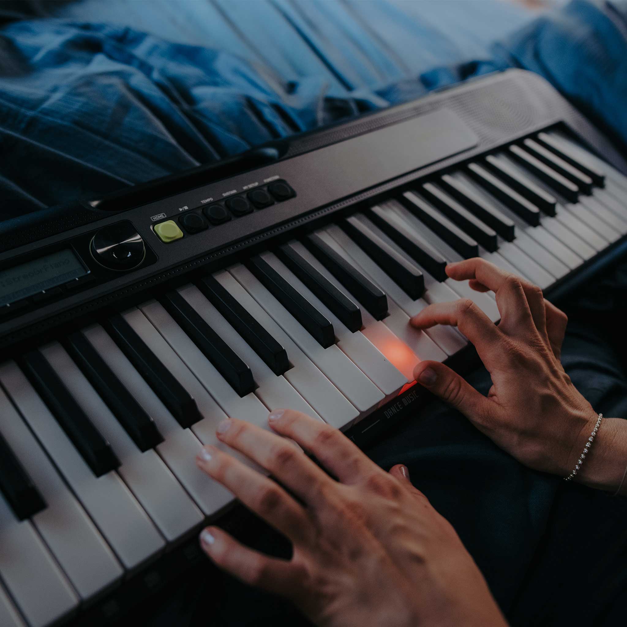 Casio LKS 250 mit Händen und Leuchttasten