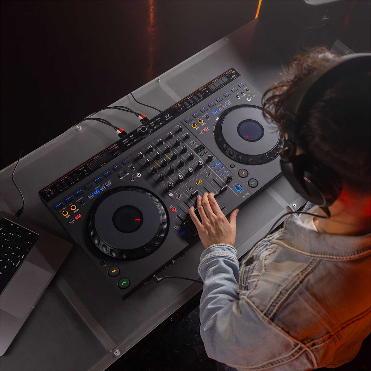 AlphaTheta Dj Controller GRV6 Lifestlye