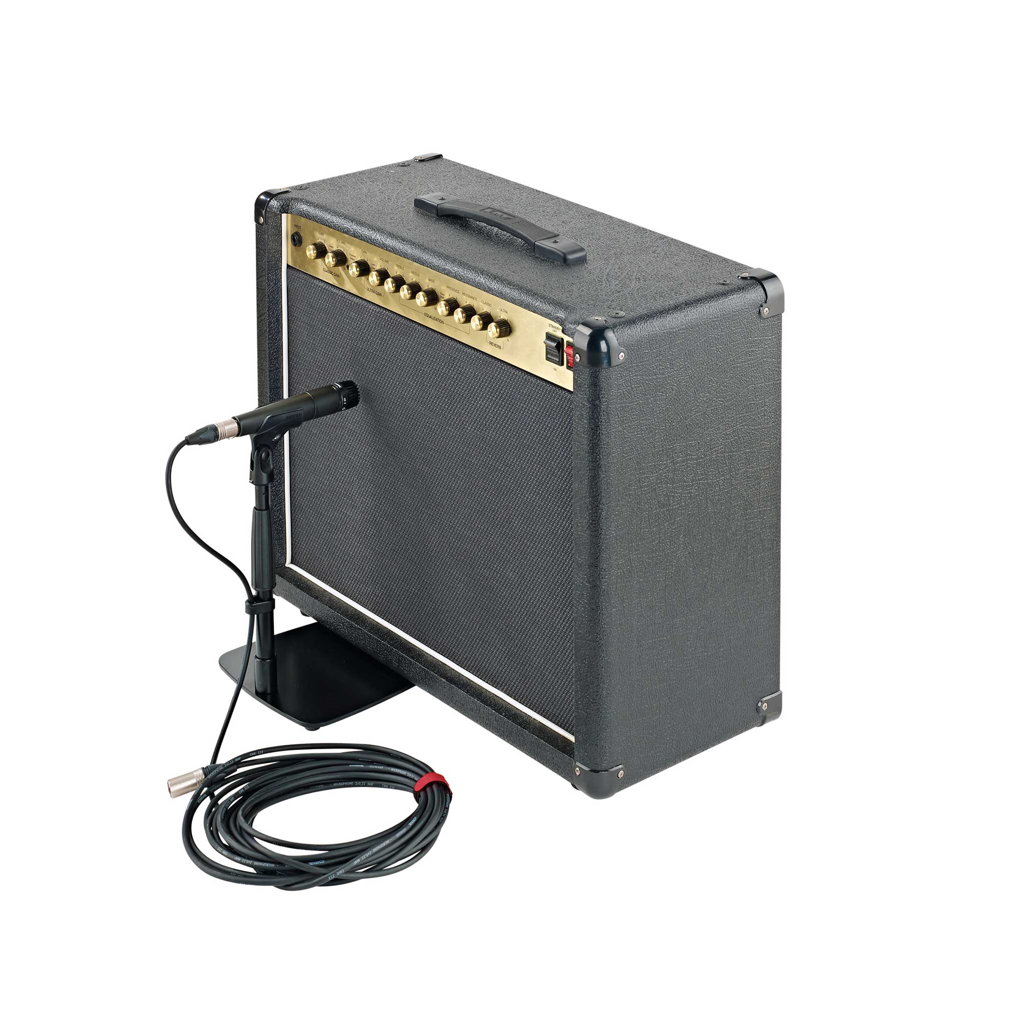König & Meyer Mikfrofonstativ mit Mikro Kabel vor Gitarren Amp