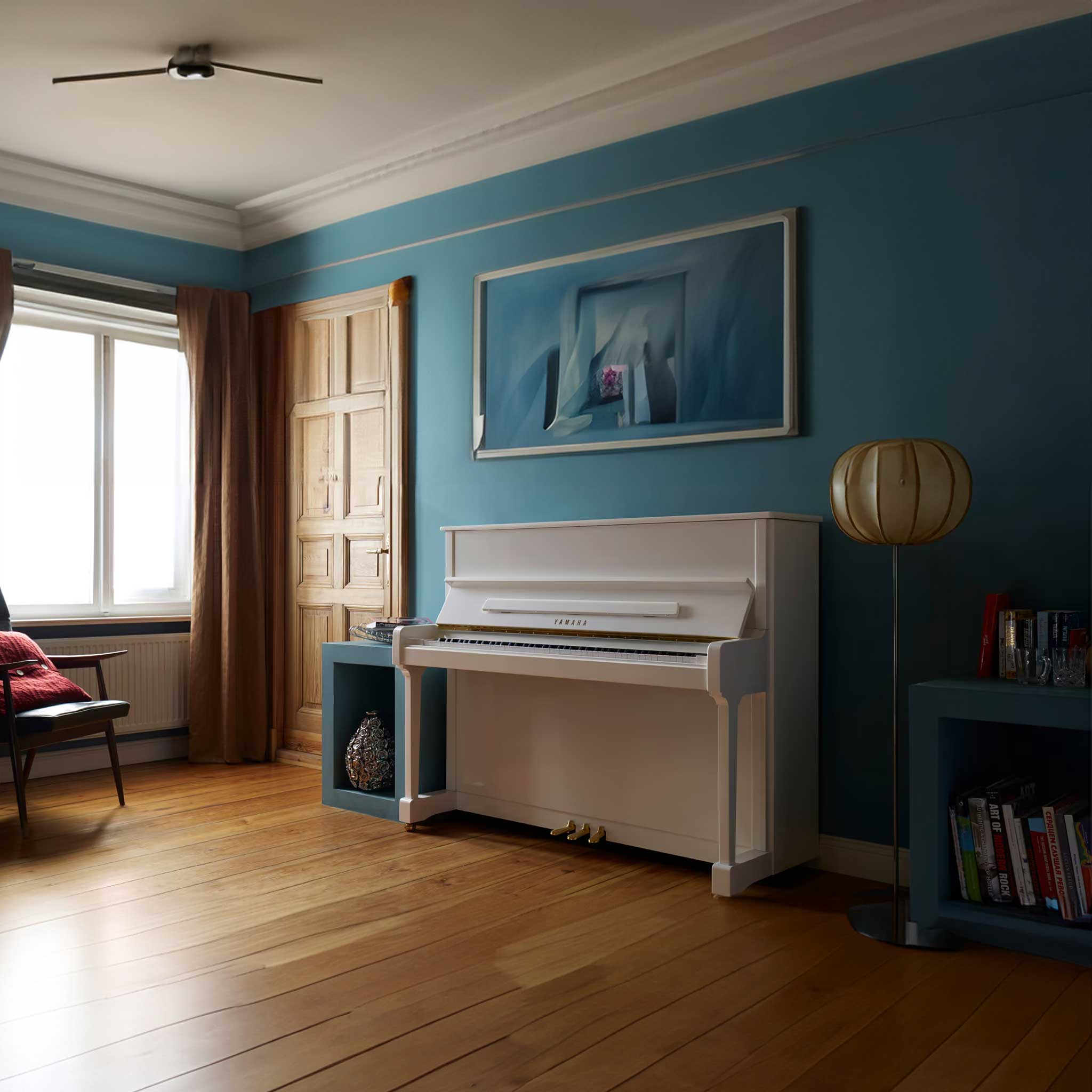 Yamaha Piano P121 Weiß poliert im Wohnzimmer an blauer Wand und fenster Holzboden