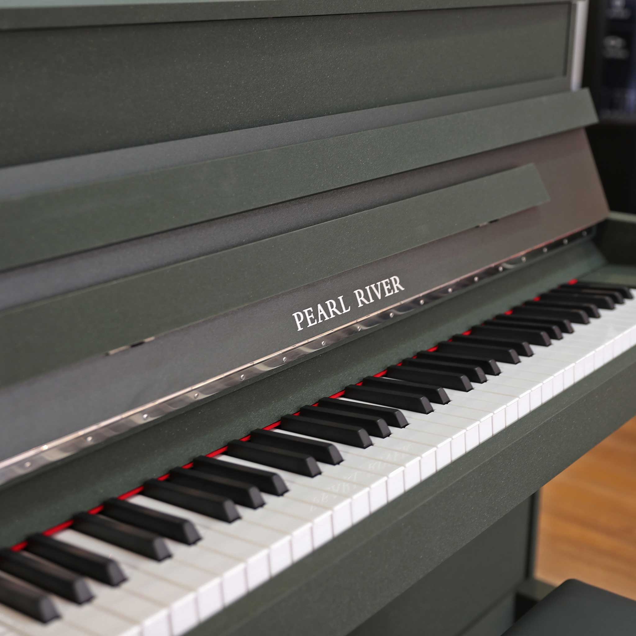 Kinderpiano Pearl River UP100 Grasgrün detail logo