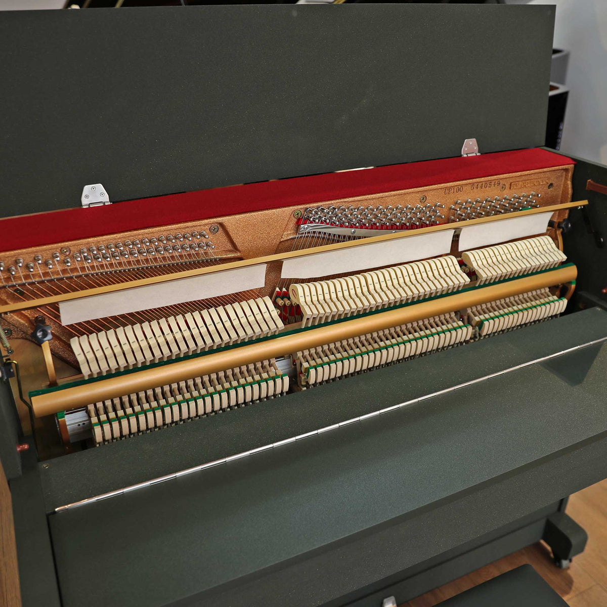 Kinderpiano Pearl River UP100 Grasgrün offen Mechanik saiten