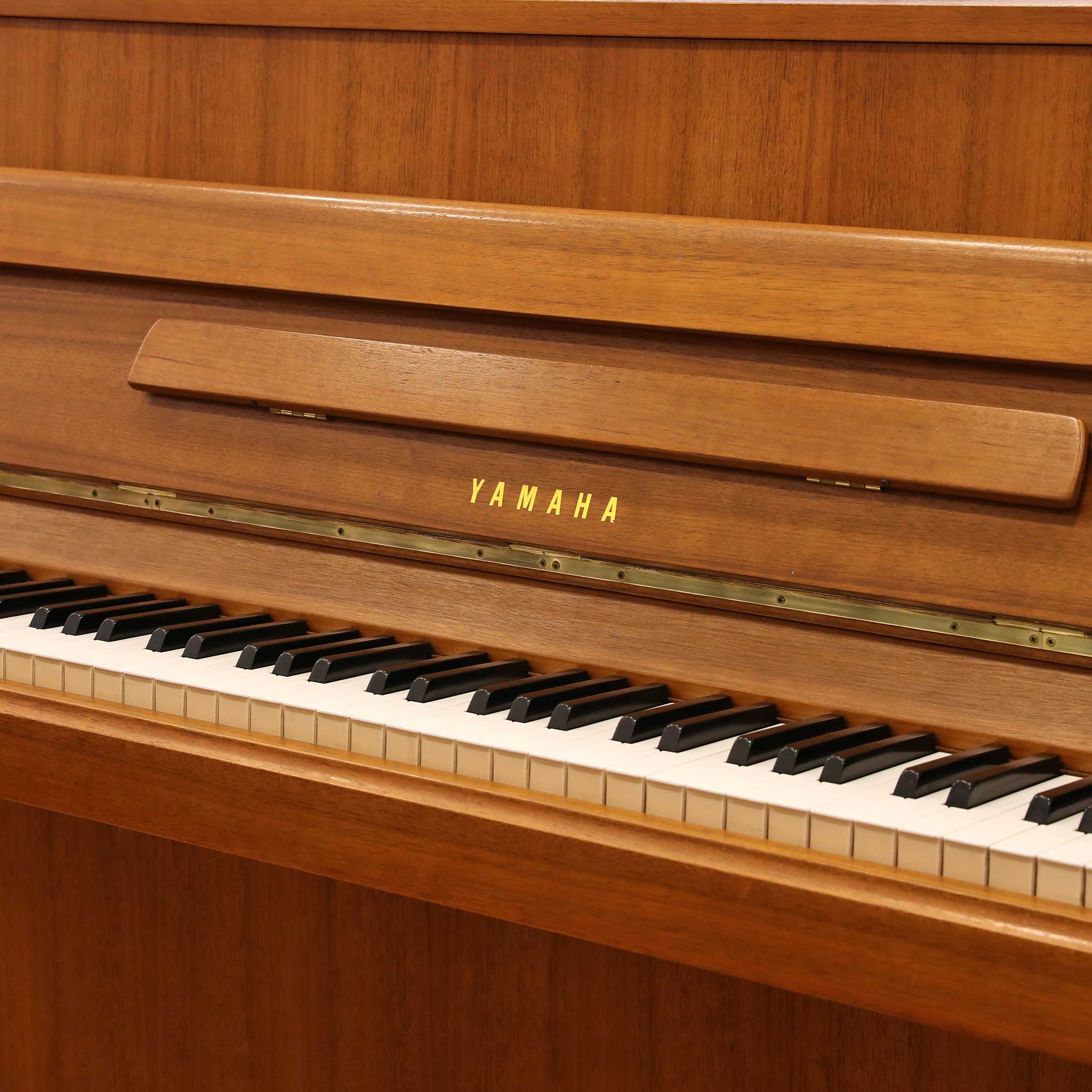 Piano Yamaha M5J detail tasten