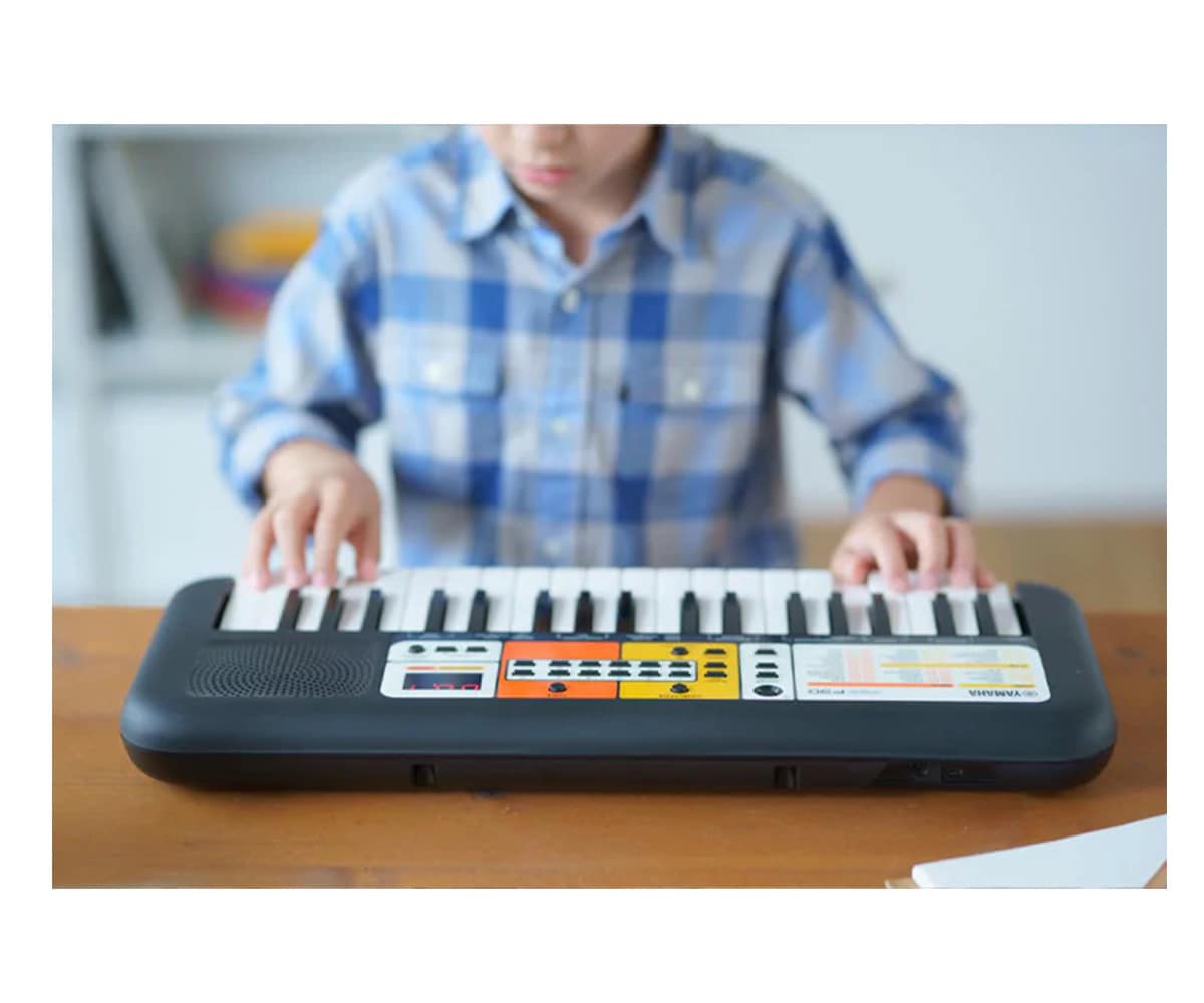 Yamaha Mini-Keyboard PSS-F30 mit kind spielt