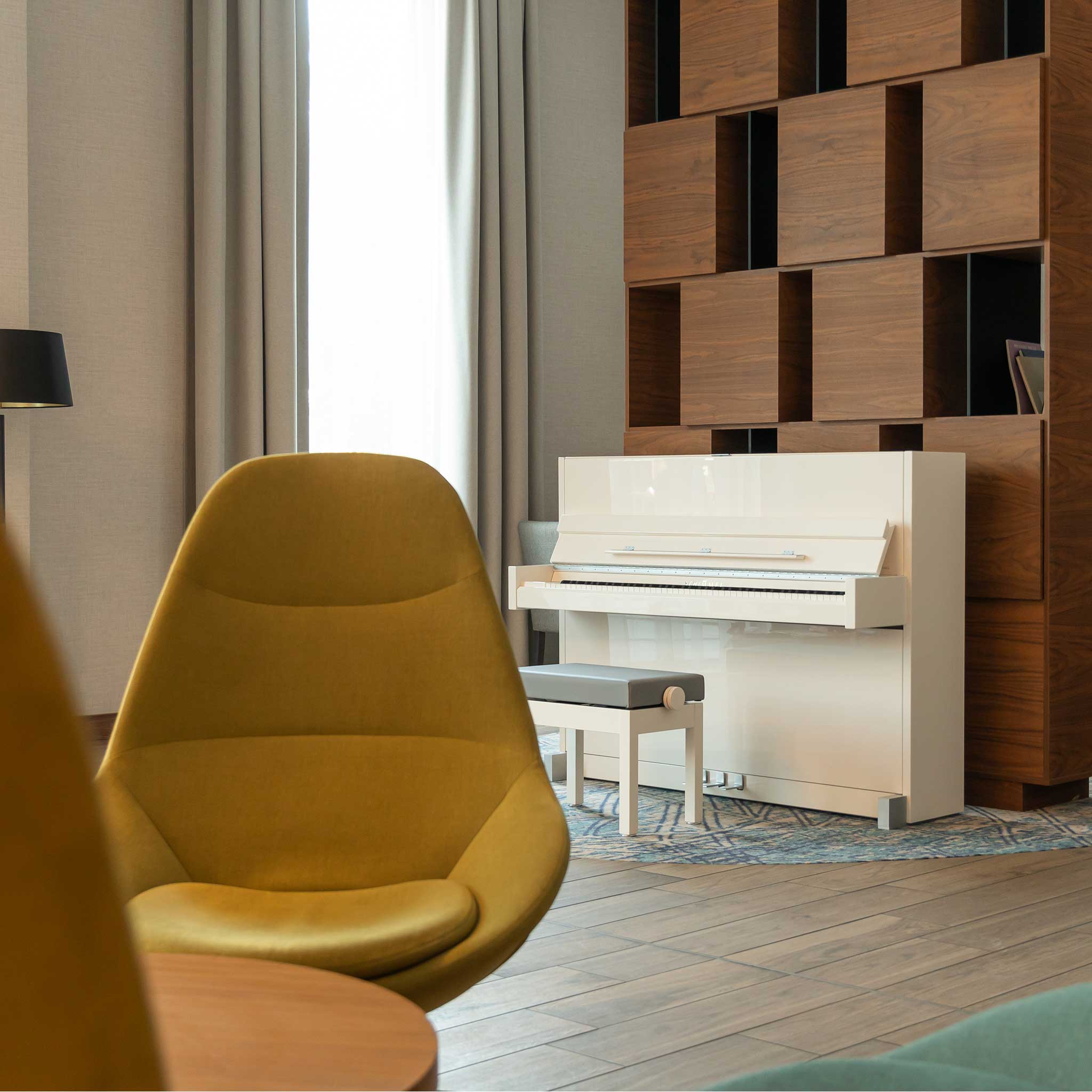 Schimmel C116 Modern weiss poliert in lobby auf teppich