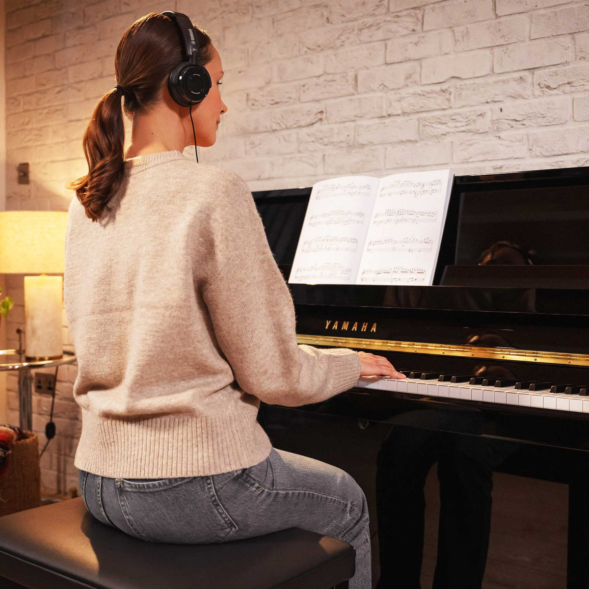 Yamaha B10SC3 Silentpiano Frau spielt mit kopfhörer