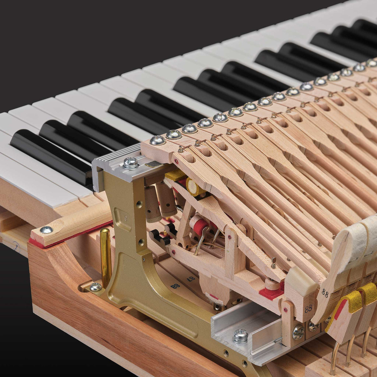 Yamaha Flügel GCB Mechanik Detail Hämmer Hebeglieder und Tasten von schräg hinten