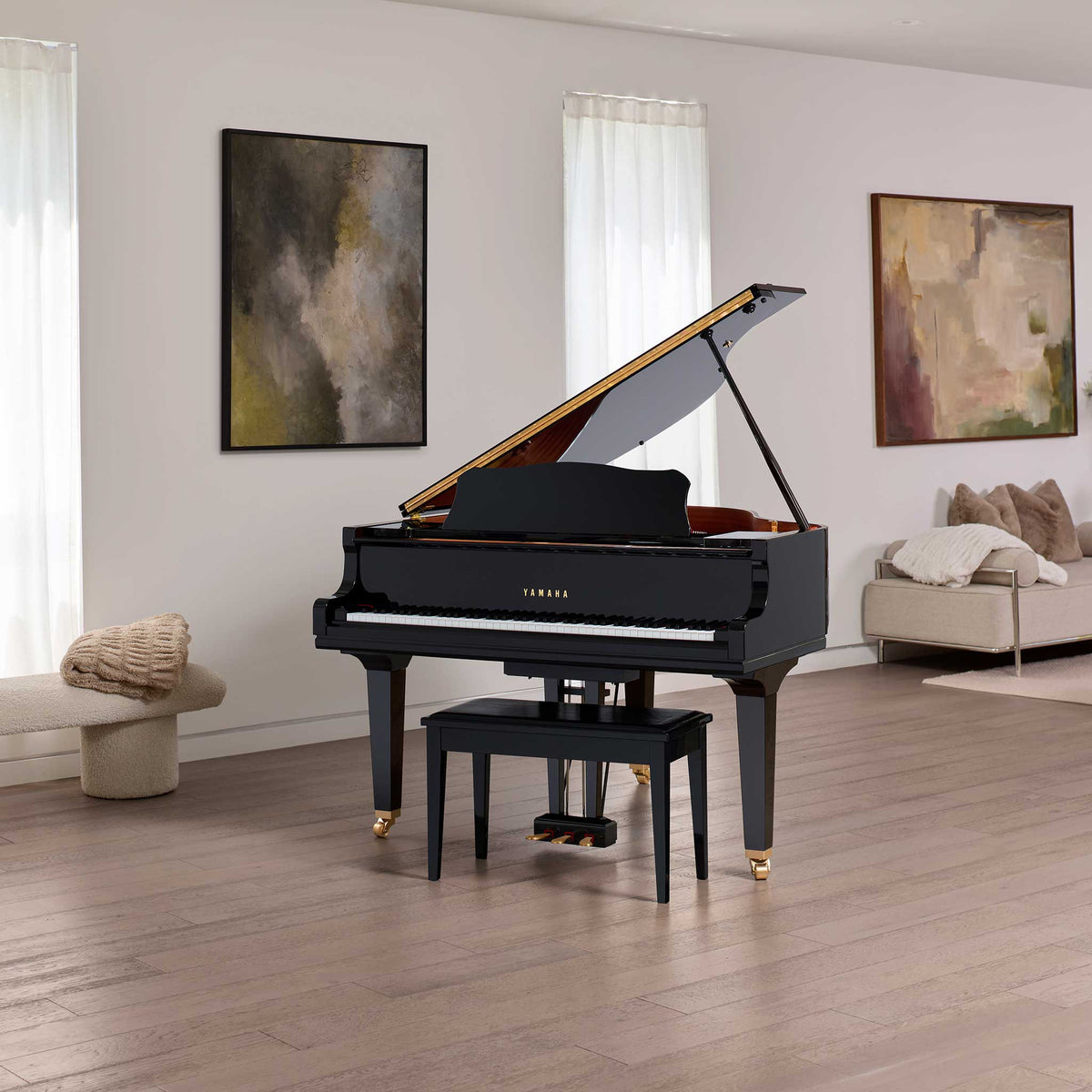 Yamaha Flügel GCB schwarz poliert steht in Wohnzimmer mit klavierbank und bildern ander wand