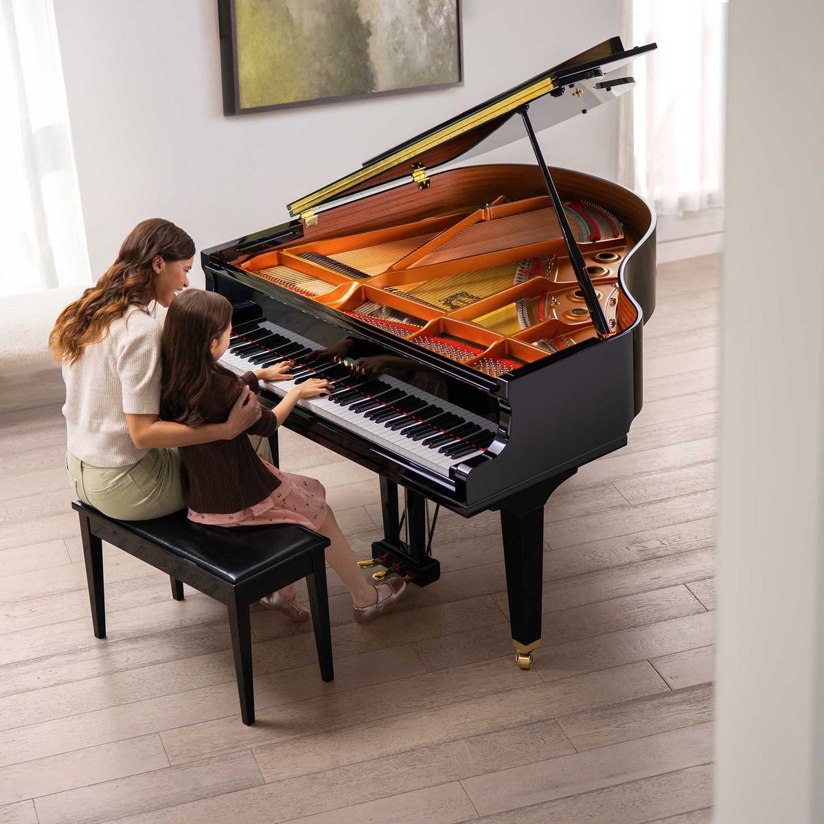 Yamaha Flügel GCB schwarz poliert Deckel offen rechte seite in wohnzimmer mit mutter und kind spielen am Flügel