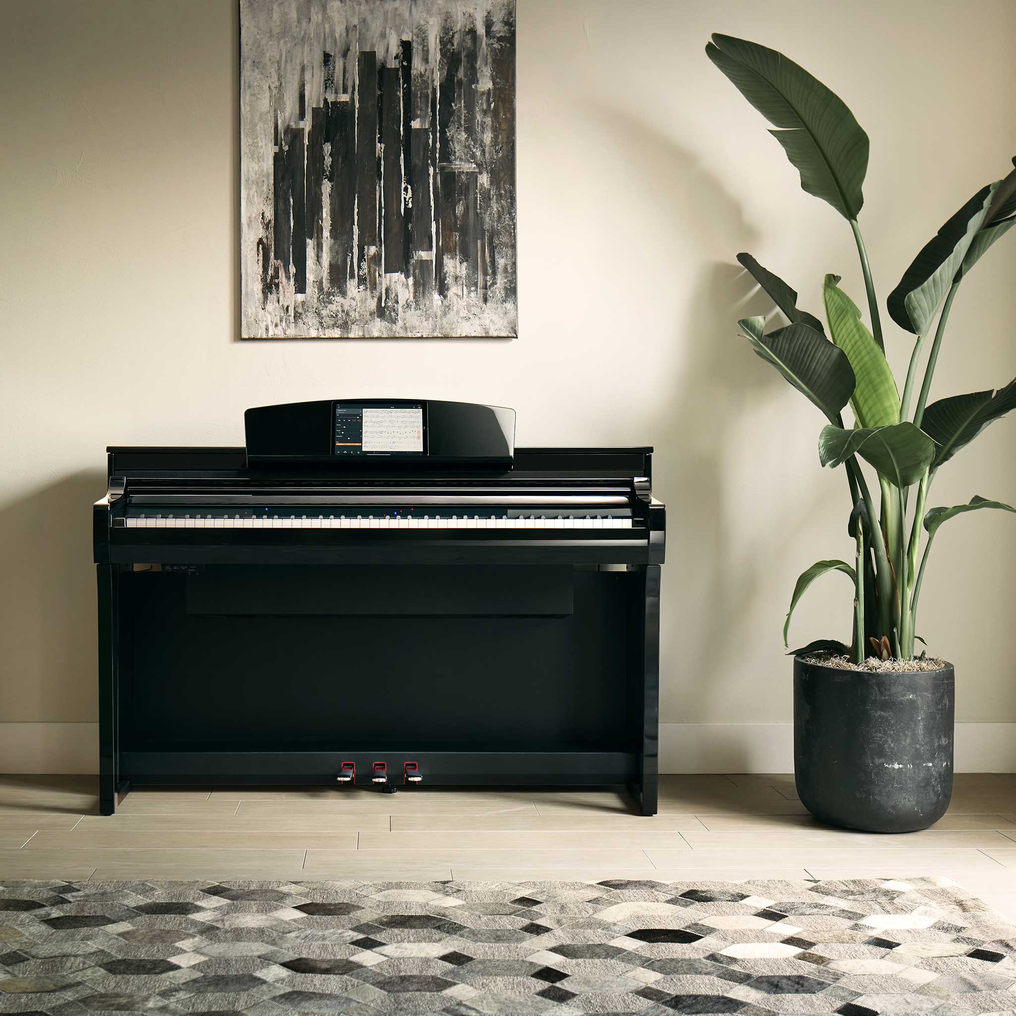 Yamaha CSP 275 schwarz hochglanz mit Ipad im Wohnraum an Wand mit Grünpflanze