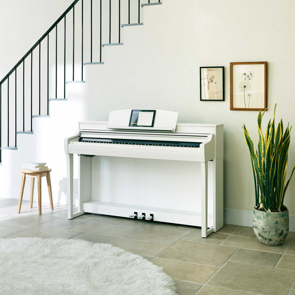 Yamaha CSP255white mit Ipad im Vorhaus vor Treppenaufgang mit Teppich und Grünpflanze