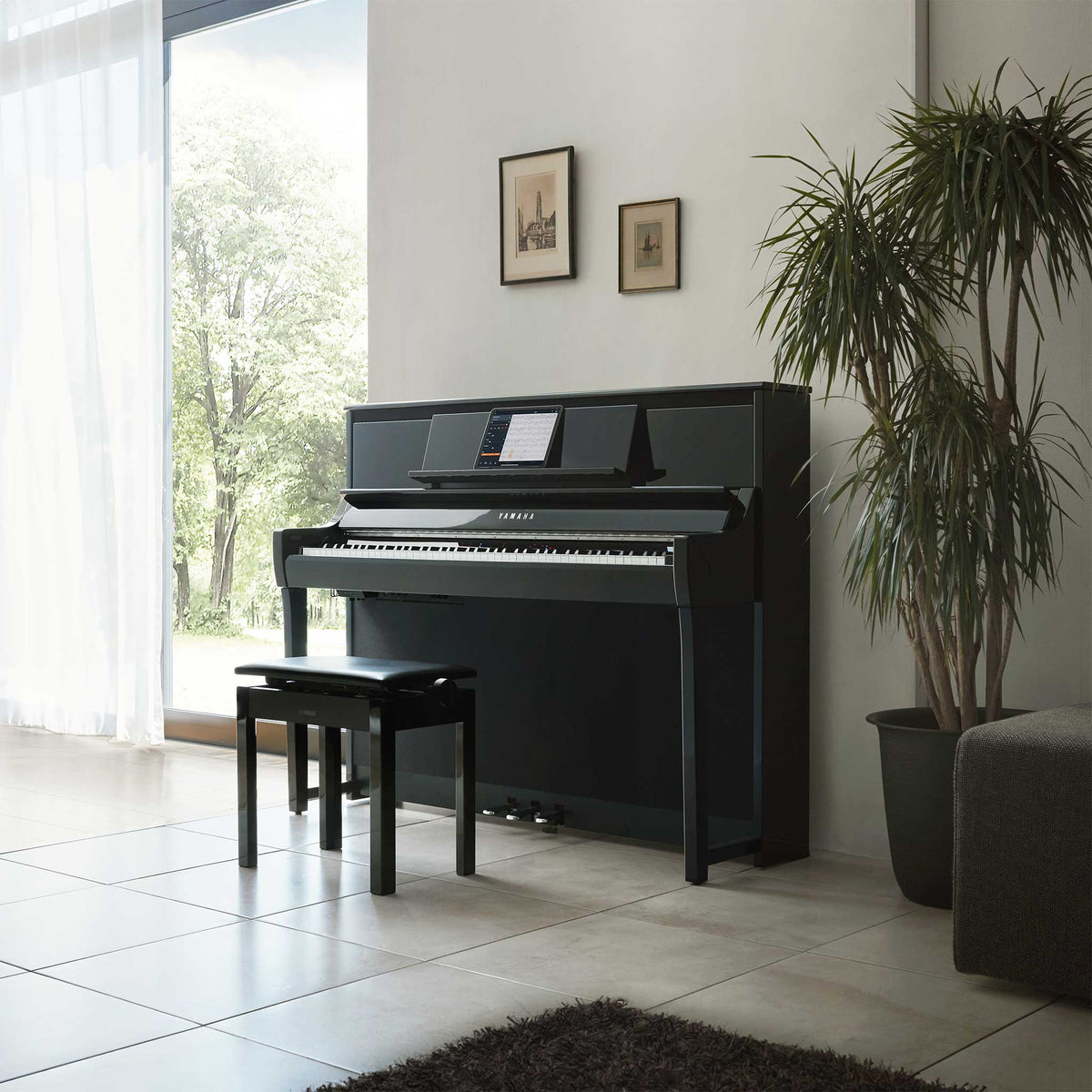 Yamaha CSP 295 schwarz Digitalpiano im Wohnraum mit Hocker Pflanze Teppich und Balkonfenster Vorhang