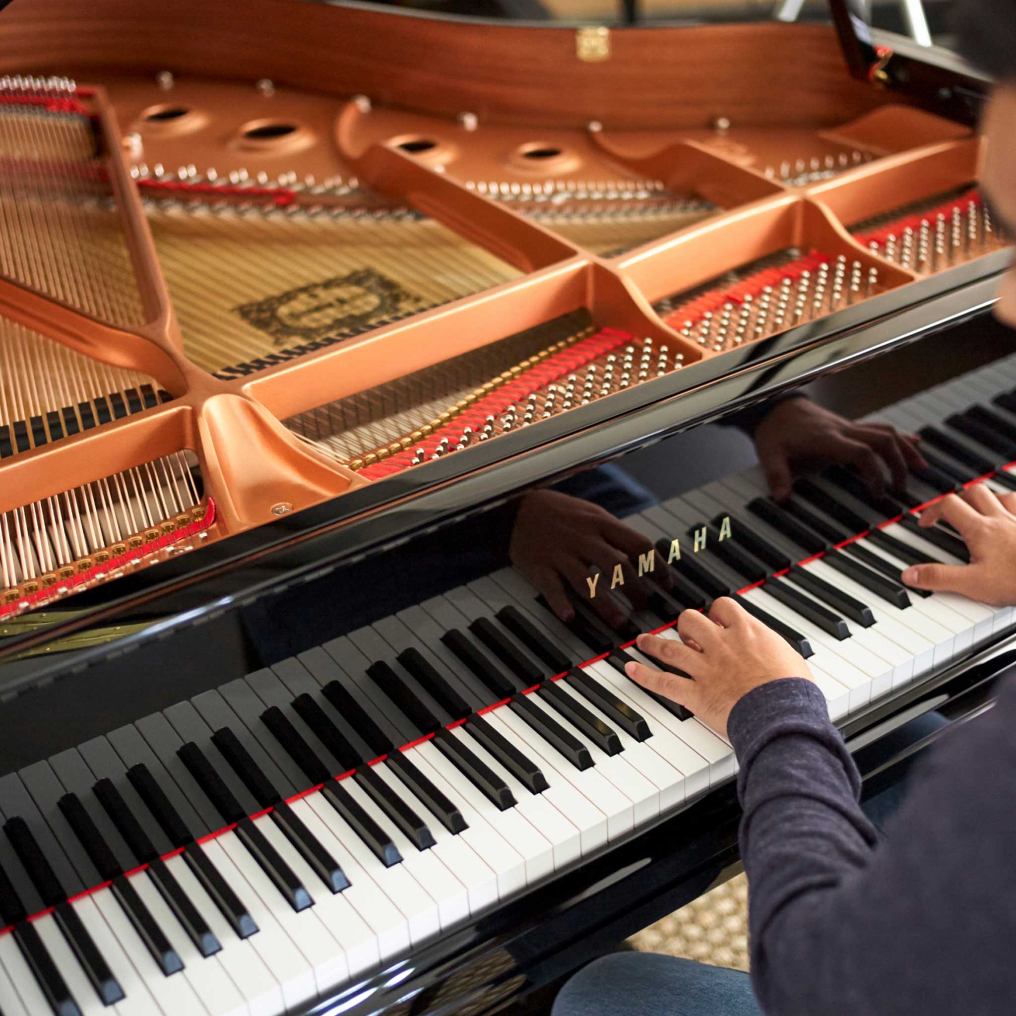 Yamaha GC1 Enspire schwarz poliert mit Spieler