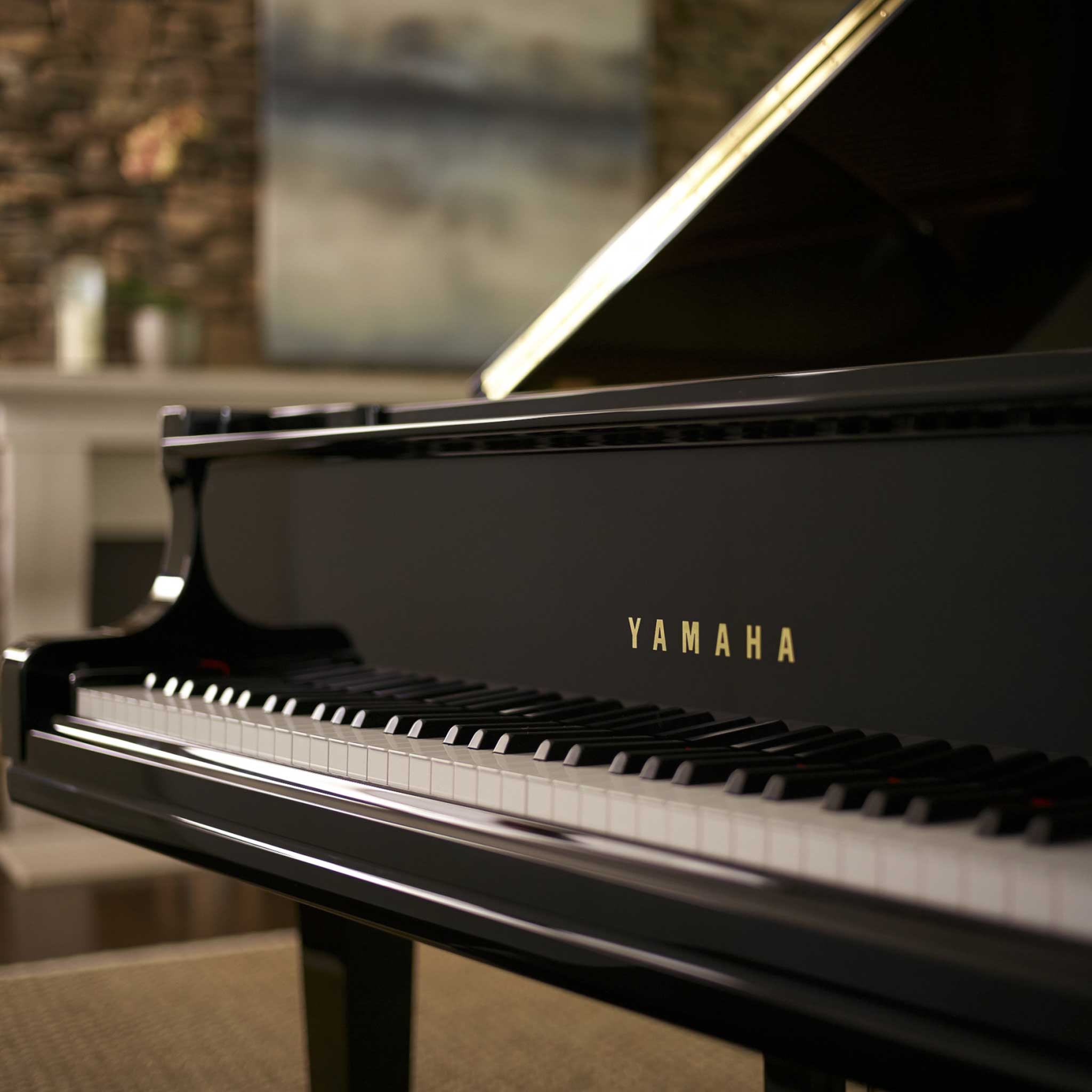 Yamaha GC1 Enspire schwarz poliert Detail Tastatur und Logo