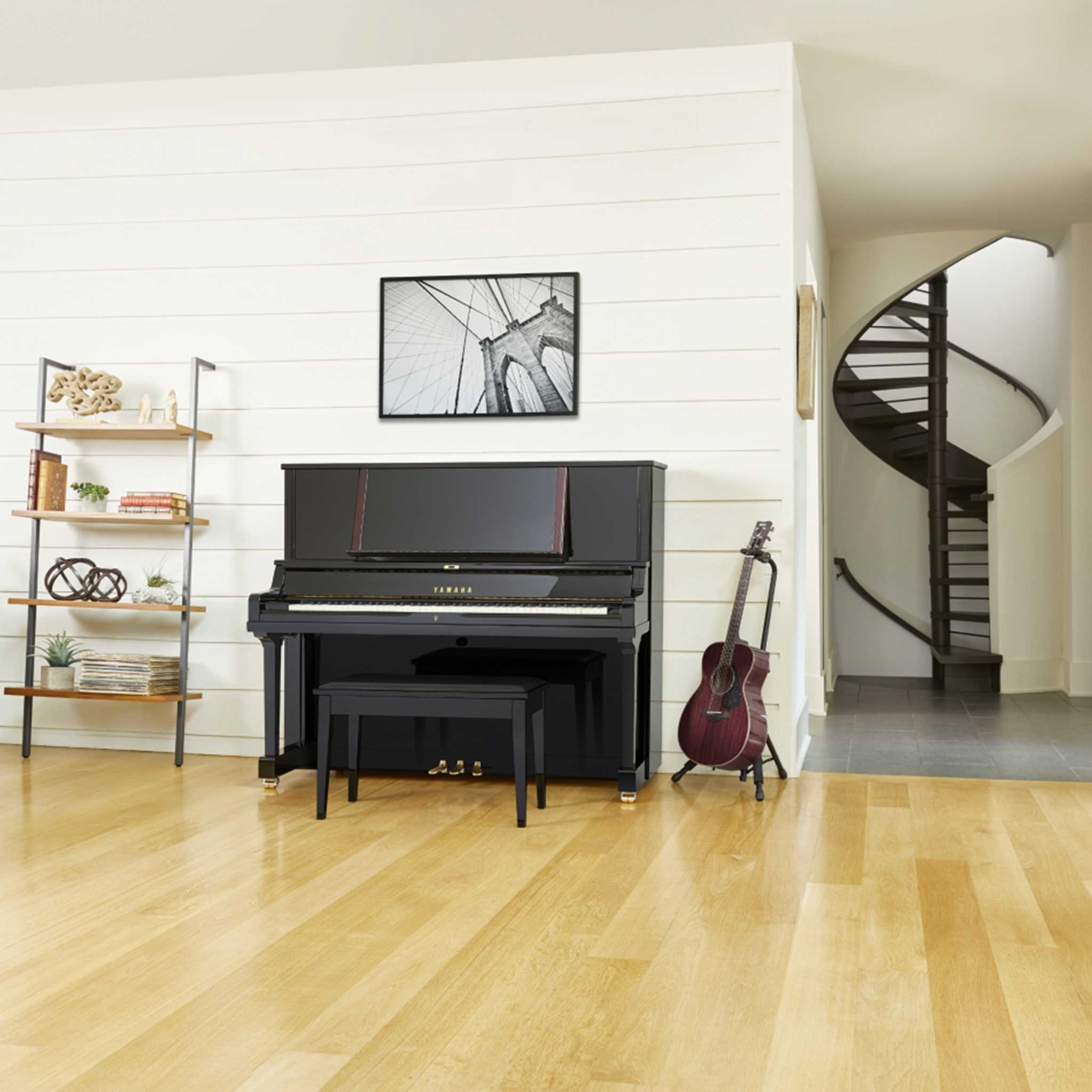 Yamaha YUS5 Piano im Wohnzimmer treppe und Gitarre