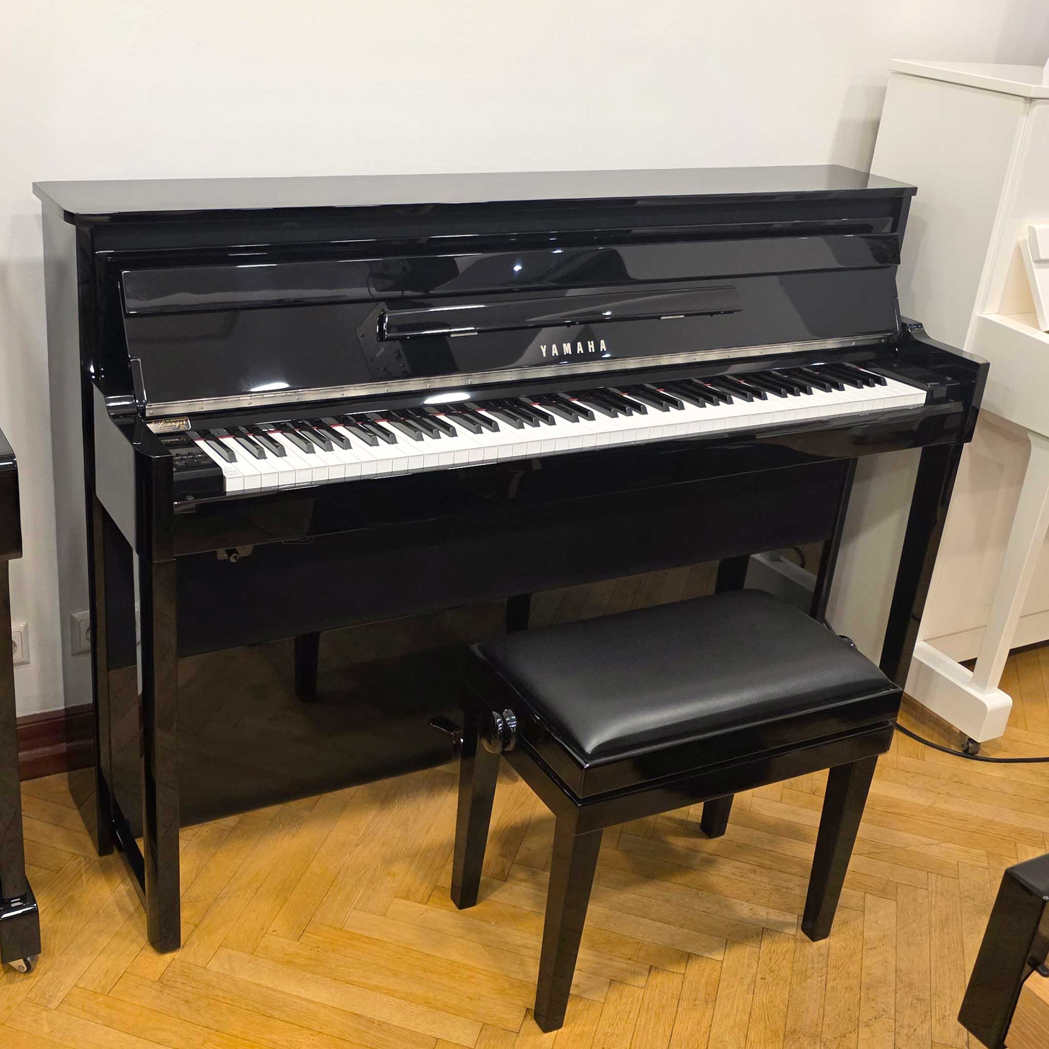 Yamaha NU1X schwarz poliert mit Klavierbank Tastenklappe offen