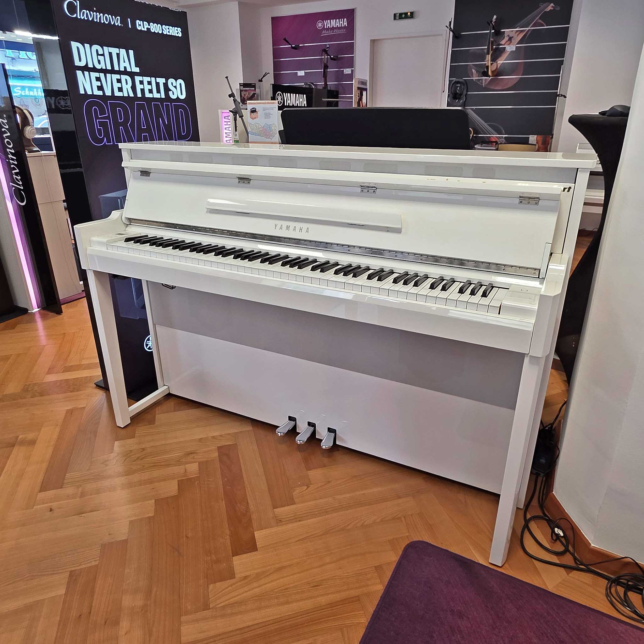 Yamaha NU1X AvantGrand weiß rechts