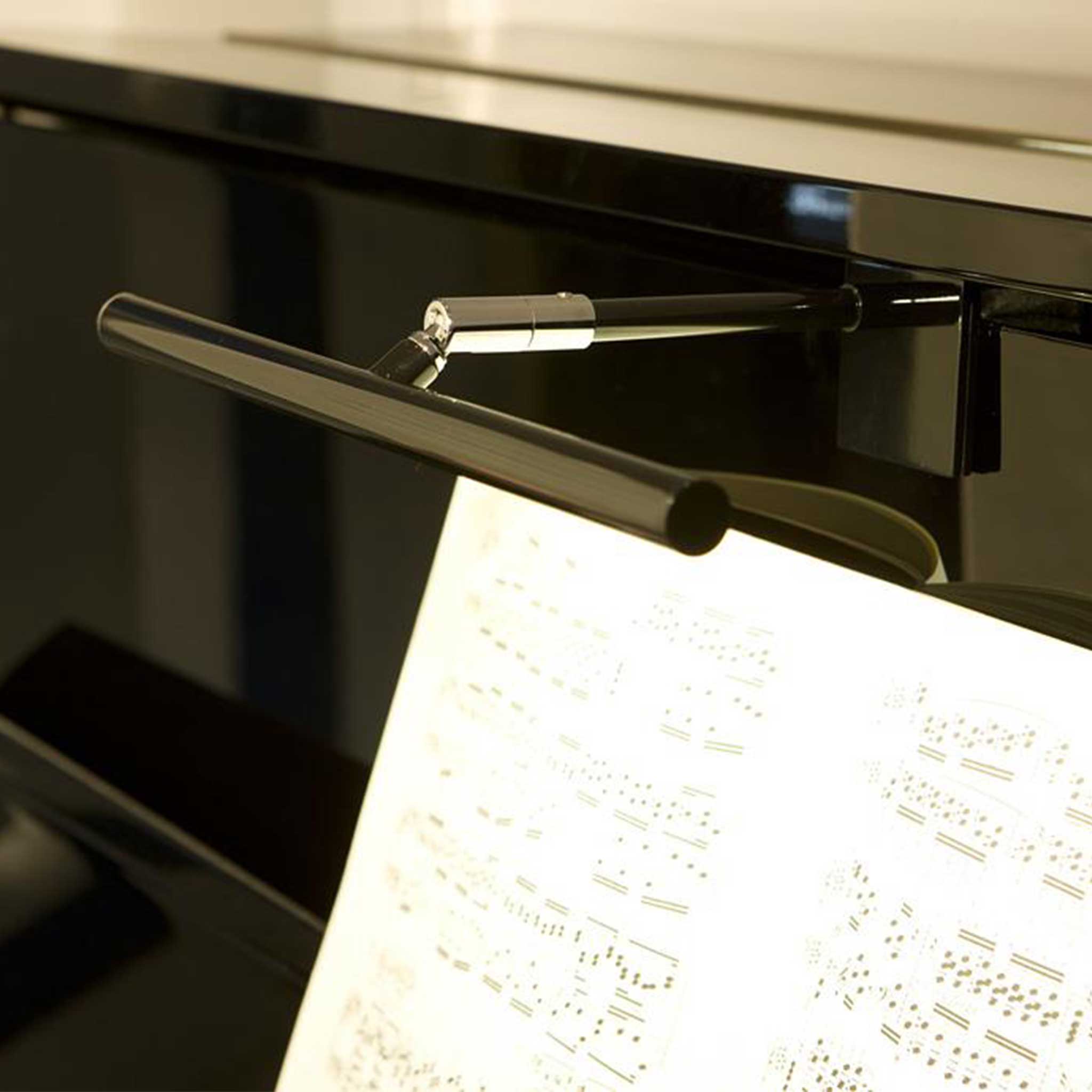Klavier Klemmleuchte montiert am Klavier mit Notenblatt
