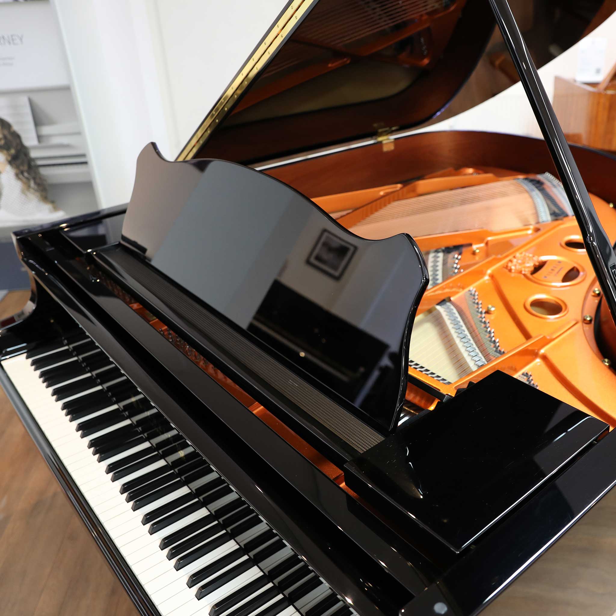 Wilhelm Schimmel Flügel W180 schwarz poliert detail saiten und Rahmen
