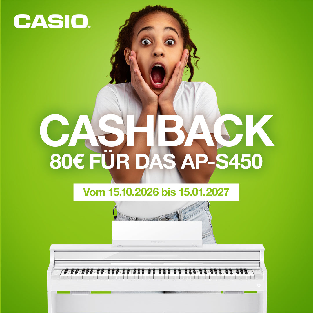 Casio Cashback erstauntes Kind mit weissem Piano auf grünem Hintergrund