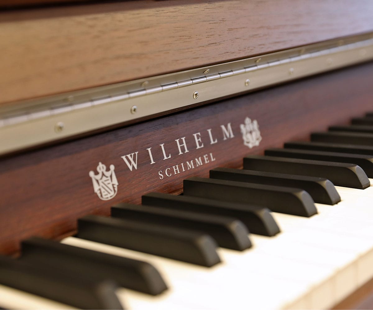 Wilhelm Schimmel W114 Tradition Nussbaum logo detail 