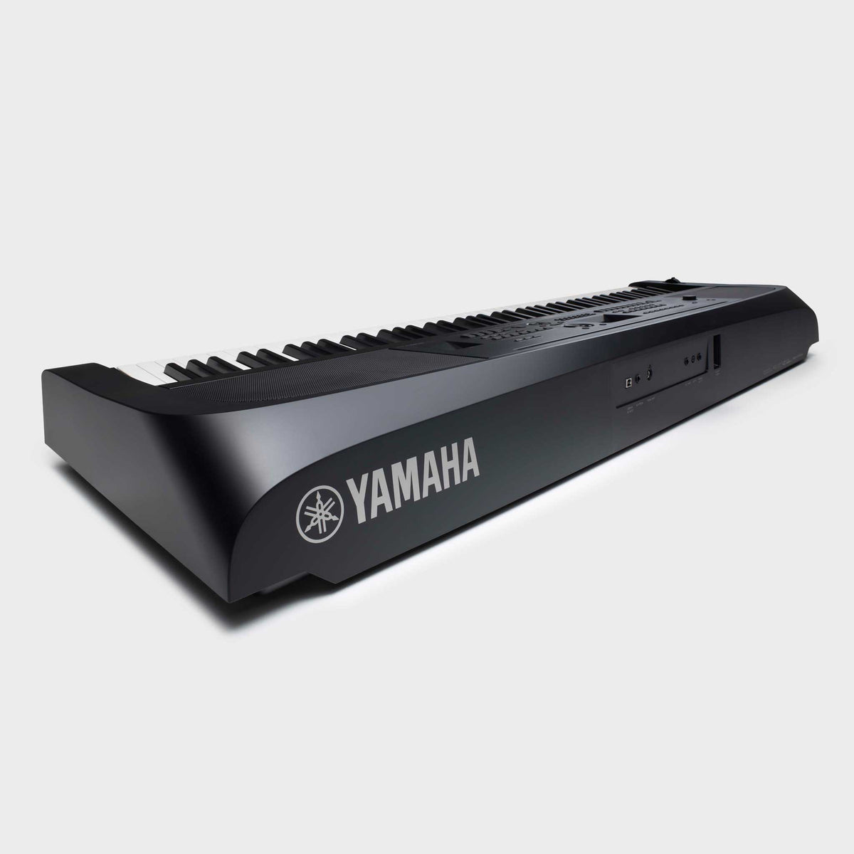 Yamaha DGX670B Portable Grand Schwarz Perspetktivisch rückseite