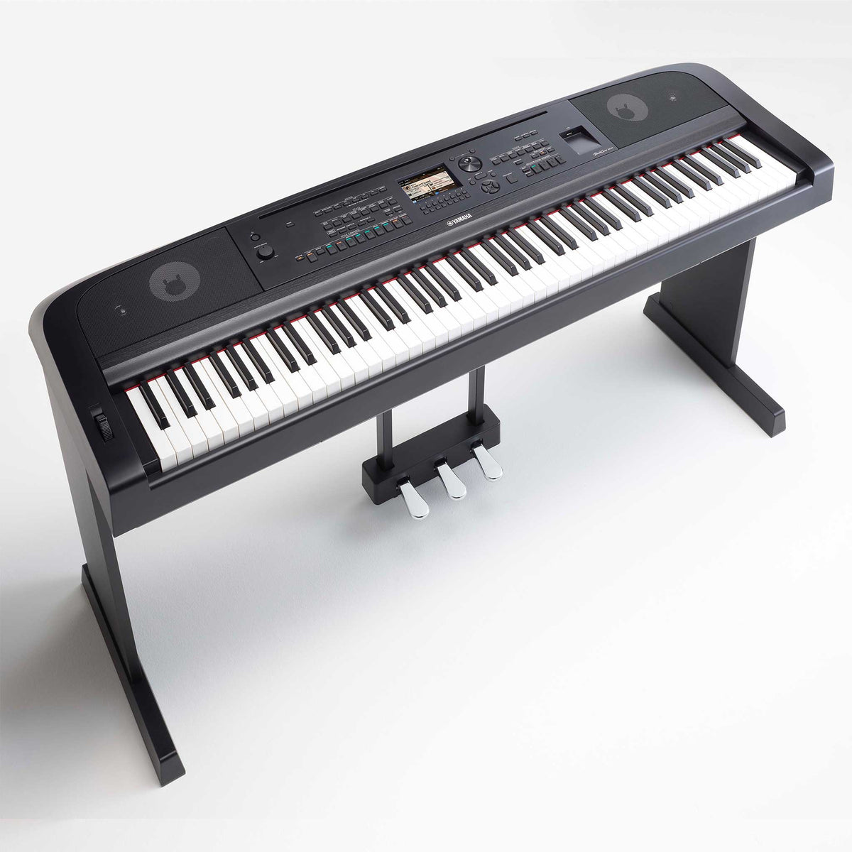 Yamaha DGX670 Schwarz Set mit L300 LP1 oben schräg