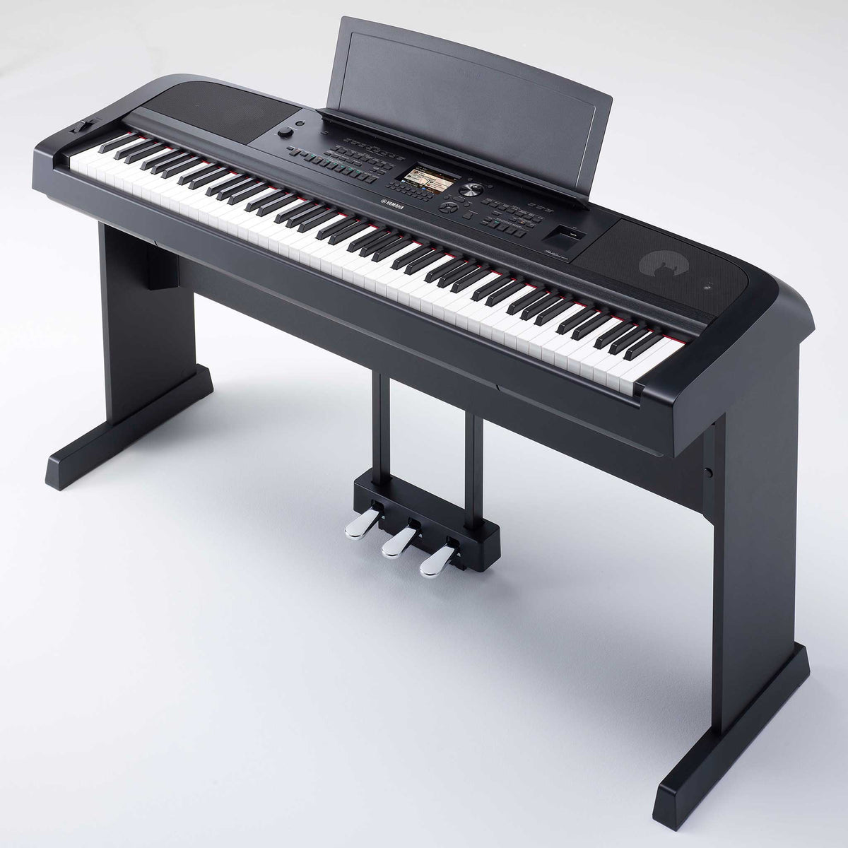 Yamaha DGX670 Schwarz Set mit L300 LP1 seite links