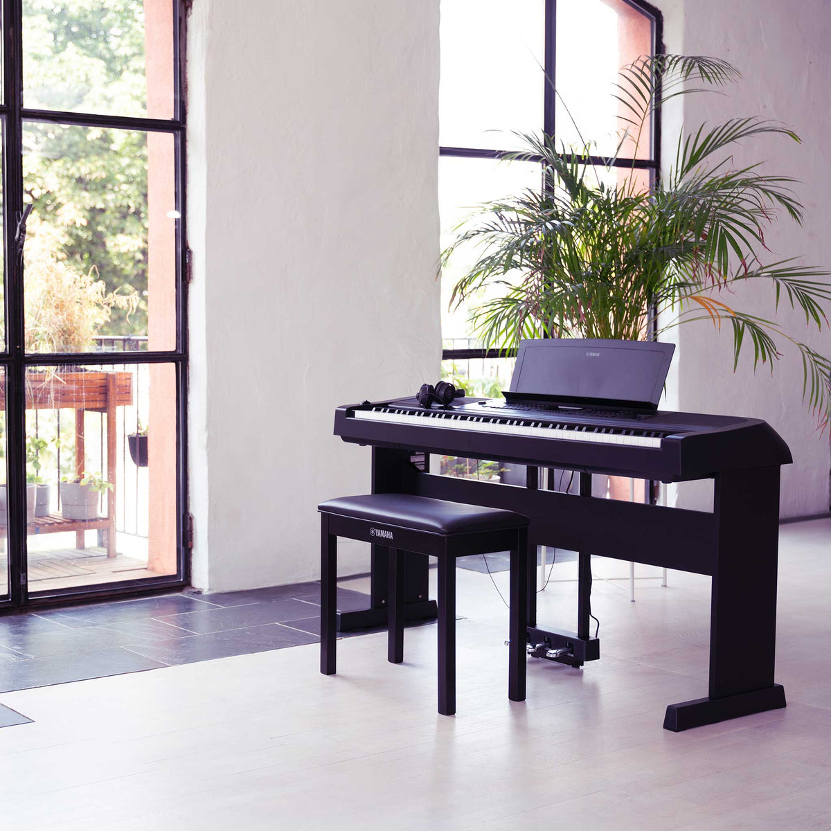 Yamaha DGX670 Schwarz Set mit L300 im Wohnzimmer