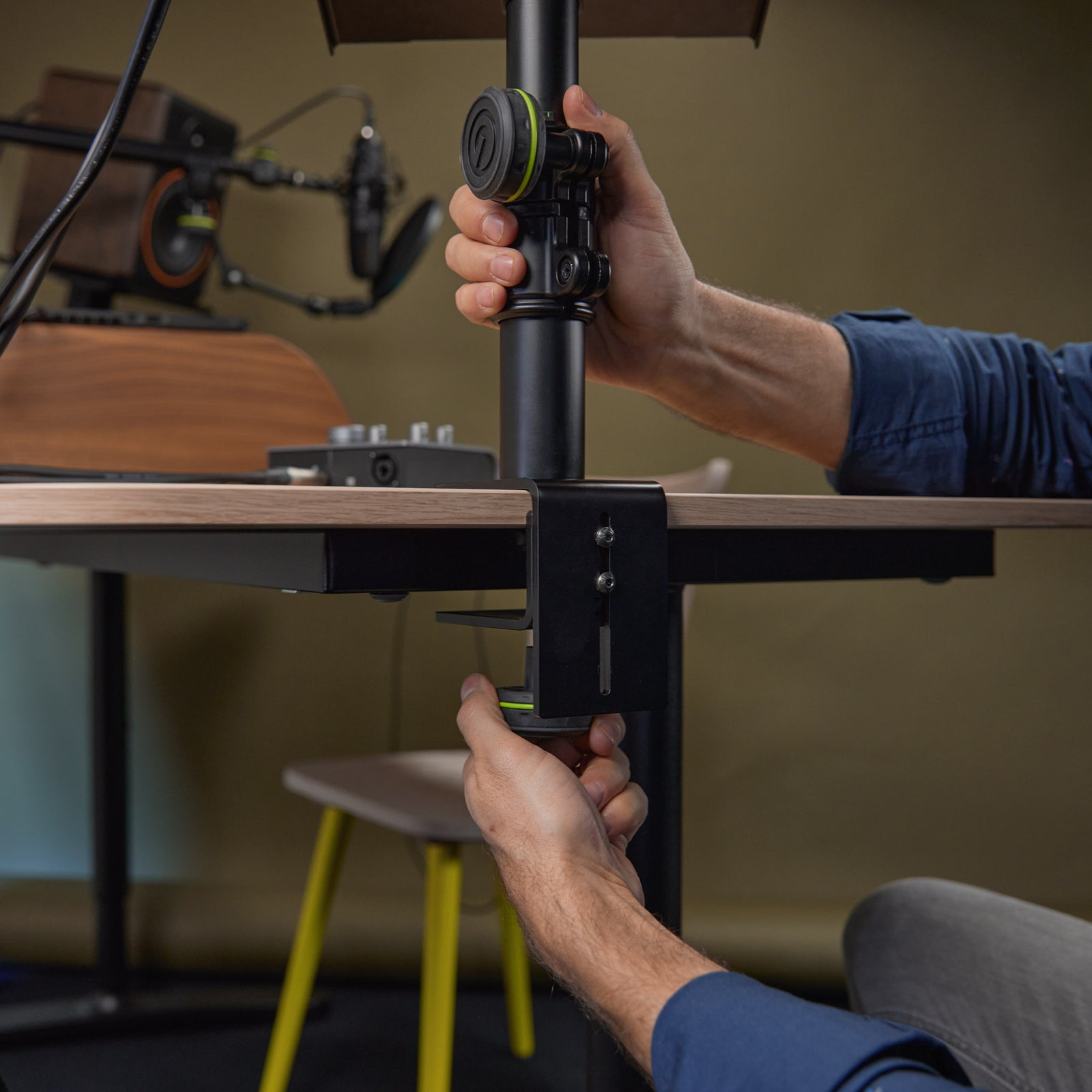 Gravity Monitor Stativ schwarz Front klemmen am tisch