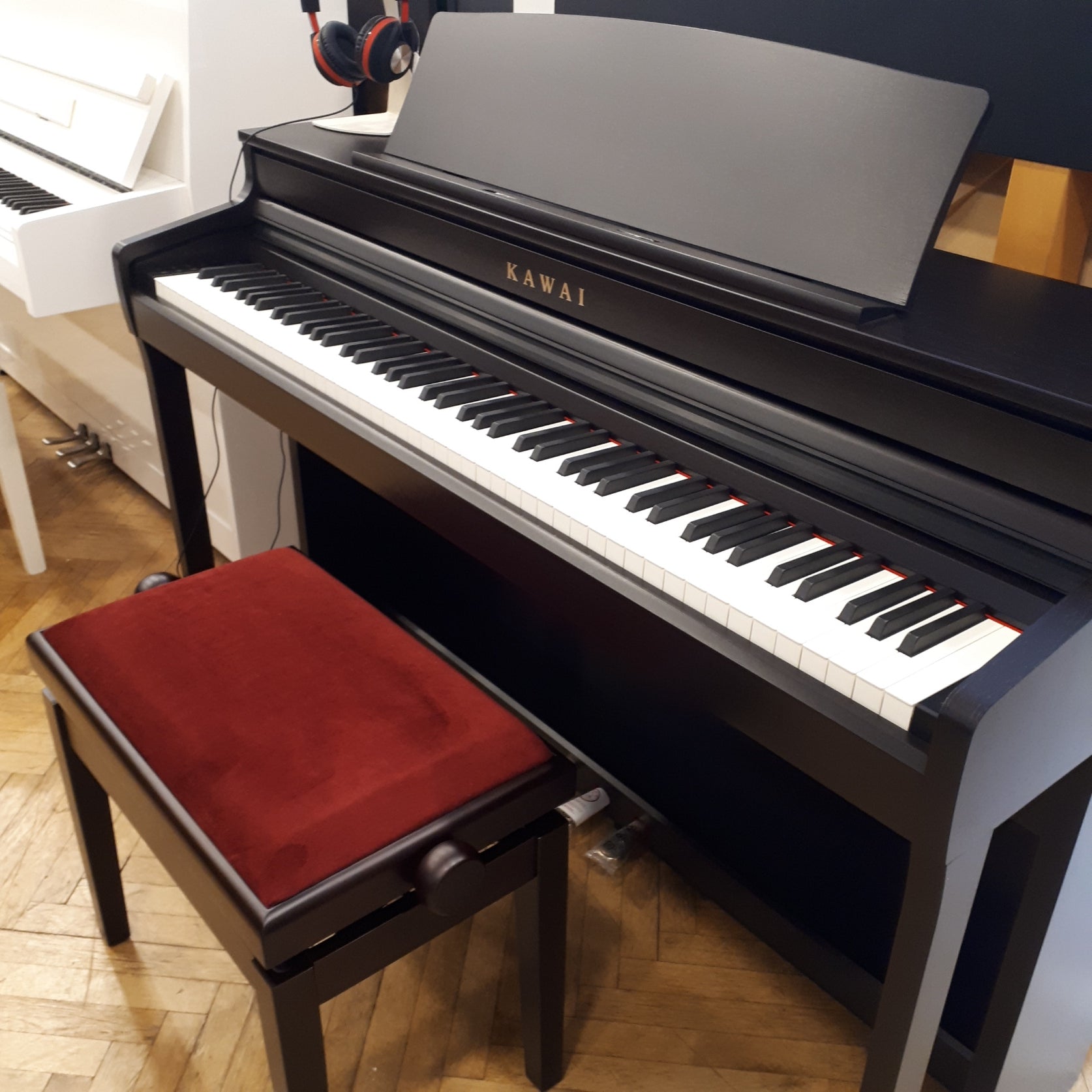 Kawai CA401 Digitalpiano Ausstellungsstück in Rosenholz mit Hocker und Kopfhörer näher gezoomt
