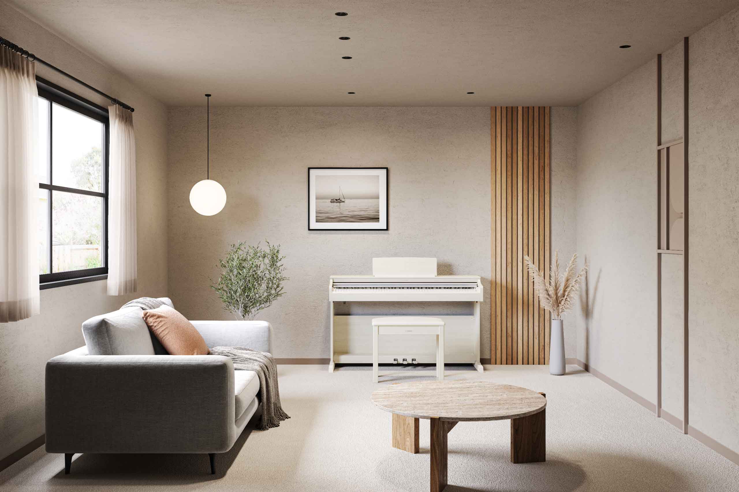 Digitalpiano Yamaha Arius YDP-166 in birke an der Wand davor eine Klavierbank rechts daneben ein Sofa und ein Fenster
